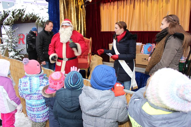 Am 9. Dezember stattet um 15.30 Uhr der Nikolaus dem Weihnachtsmarkt einen Besuch ab.