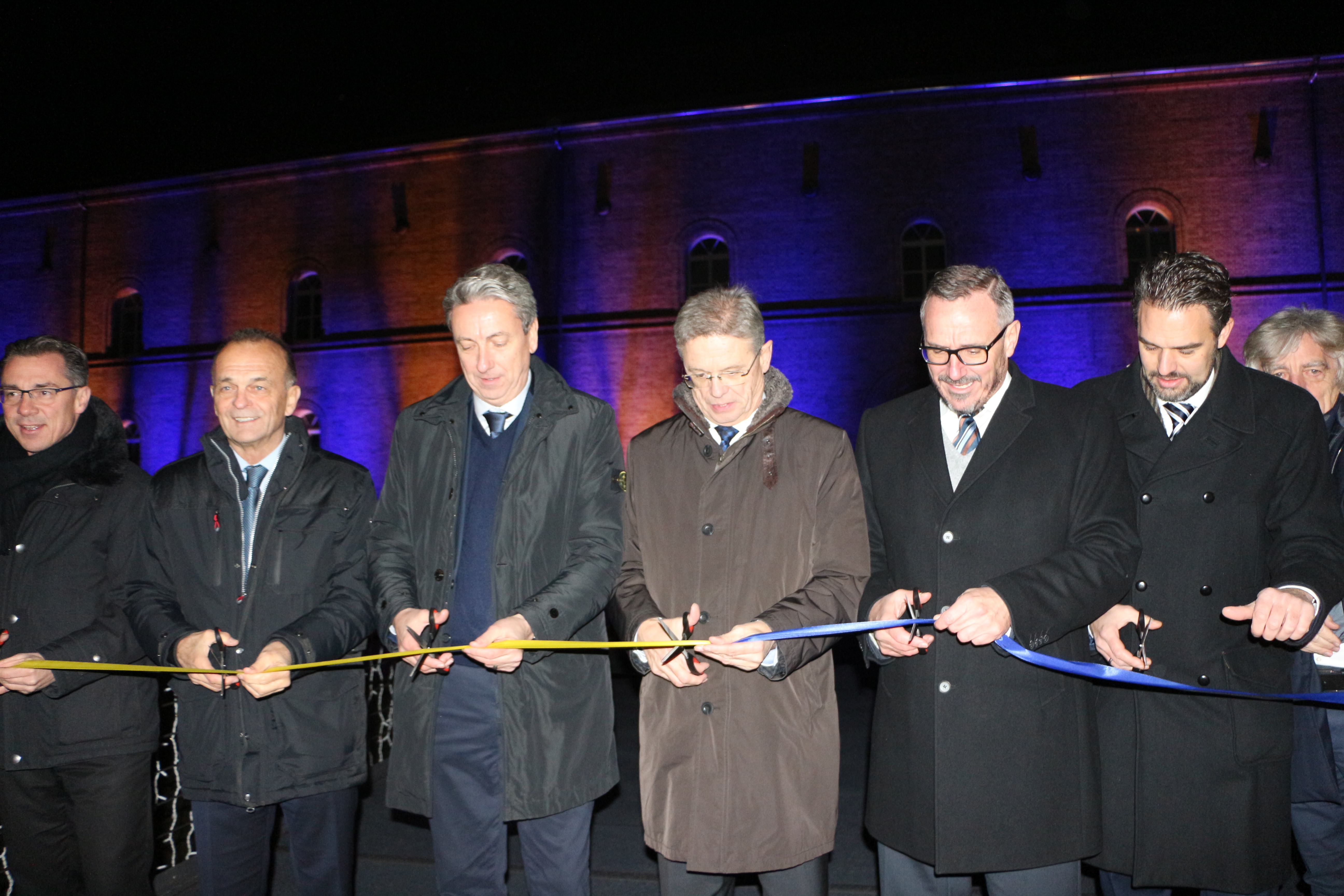 Sie eröffneten das Einkaufszentrum samt Paradeplatz am Mittwochabend mit einem Band: Landrat Dr. Fritz Brechtel, Investor Jürgen Machmeier (InWoBau), Hans-Jürgen Seimetz (Präsident der SGD Süd), Bürgermeister Marcus Schaile und Baudezernent und Beigeordneter Dr. Sascha Hofmann.