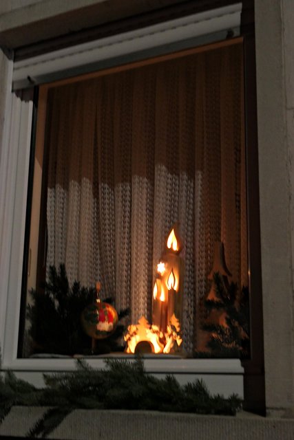 Das erste geschmückte Adventsfenster | Foto: Brigitte Melder