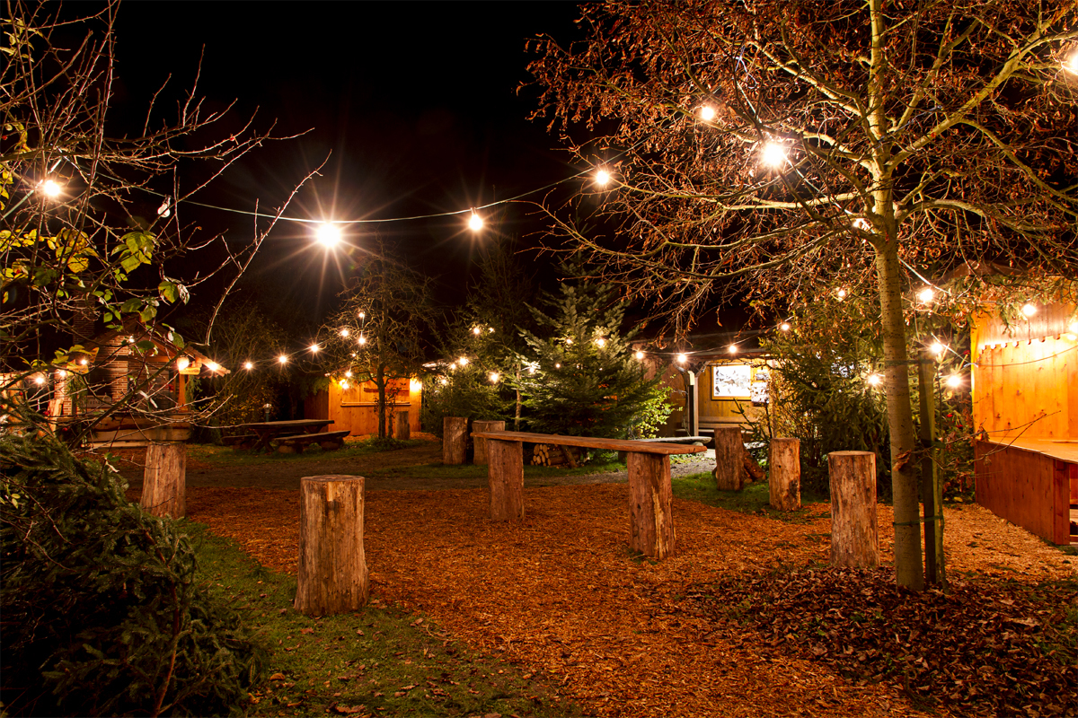 Idyllisch in der Auenlandschaft gelegen ist der Weihnachtsmarkt in Rußheim