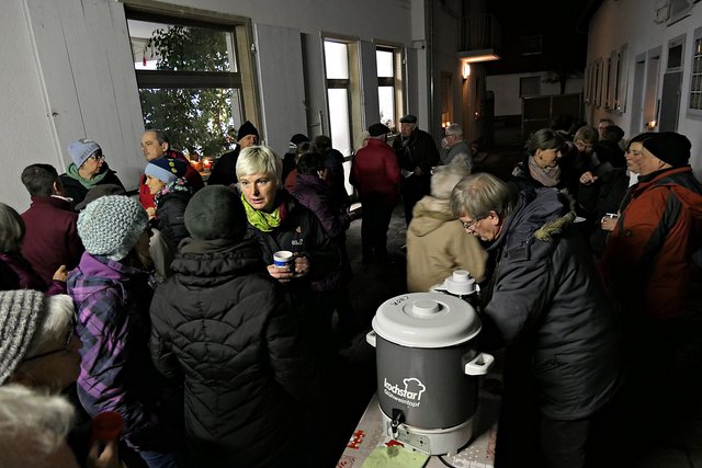Herr Gilster beim Glühwein zapfen | Foto: Brigitte Melder