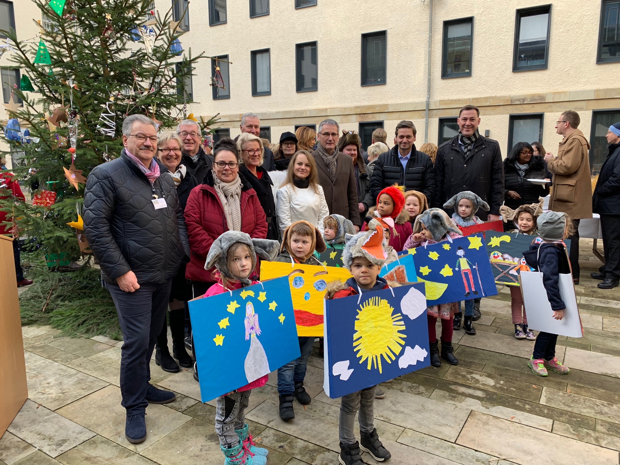 Landtagspräsident Hendrik Hering (Mitte) und Beigeordneter Peter Kiefer (hinten links) mit Fraktionsvorsitzenden des Mainzer Landtags, der Delegation aus Kaiserslautern und den Kindern der Protestantischen Kita Betzenberg