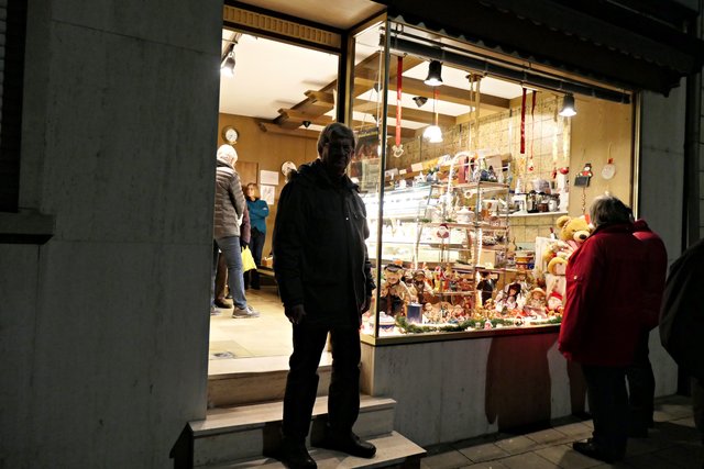 Herr Gilster vorm Kärchelädel | Foto: Brigitte Melder