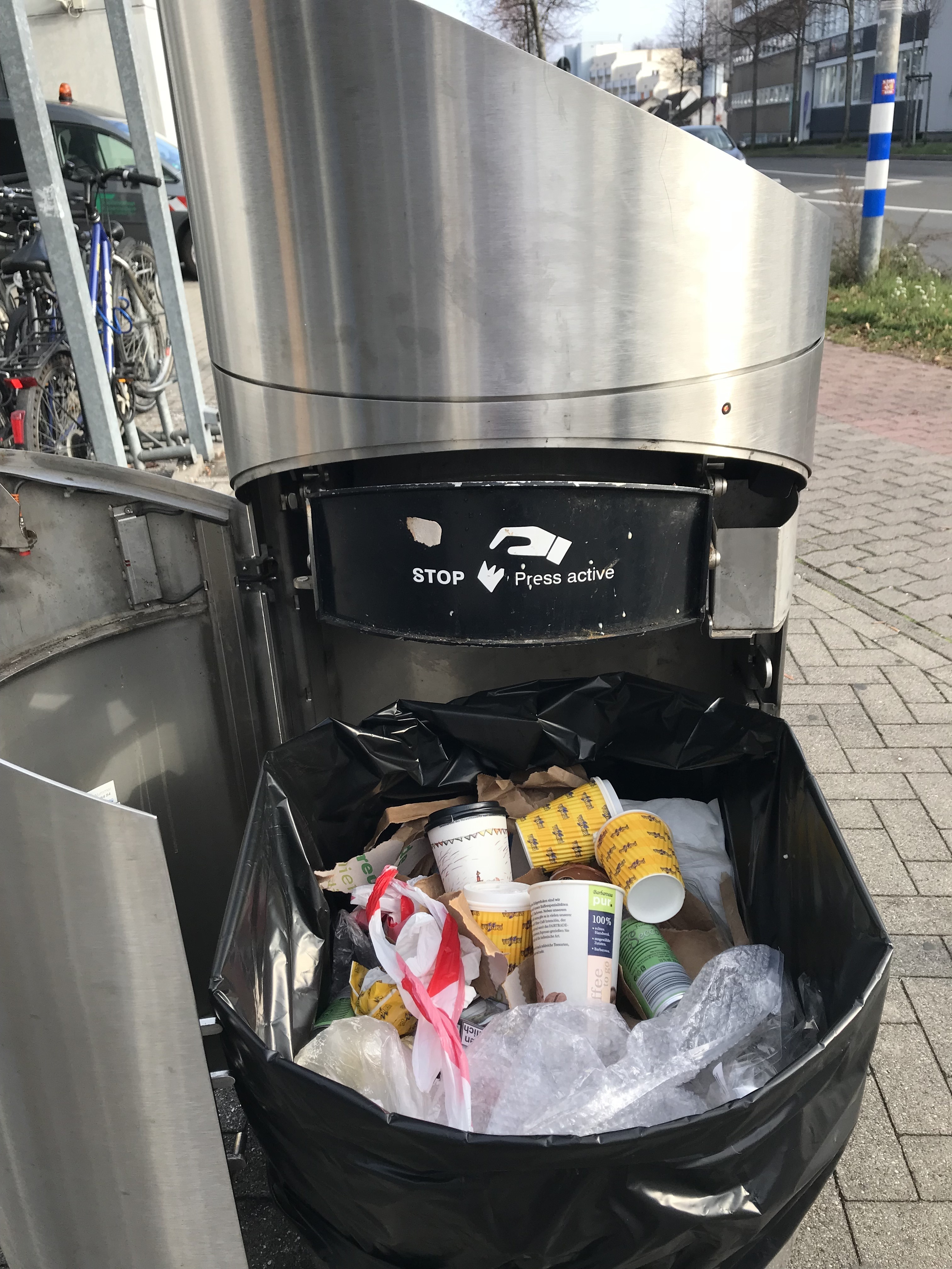 Inhalt eines Presshai-Abfallkorbs in der Zollamtstraße