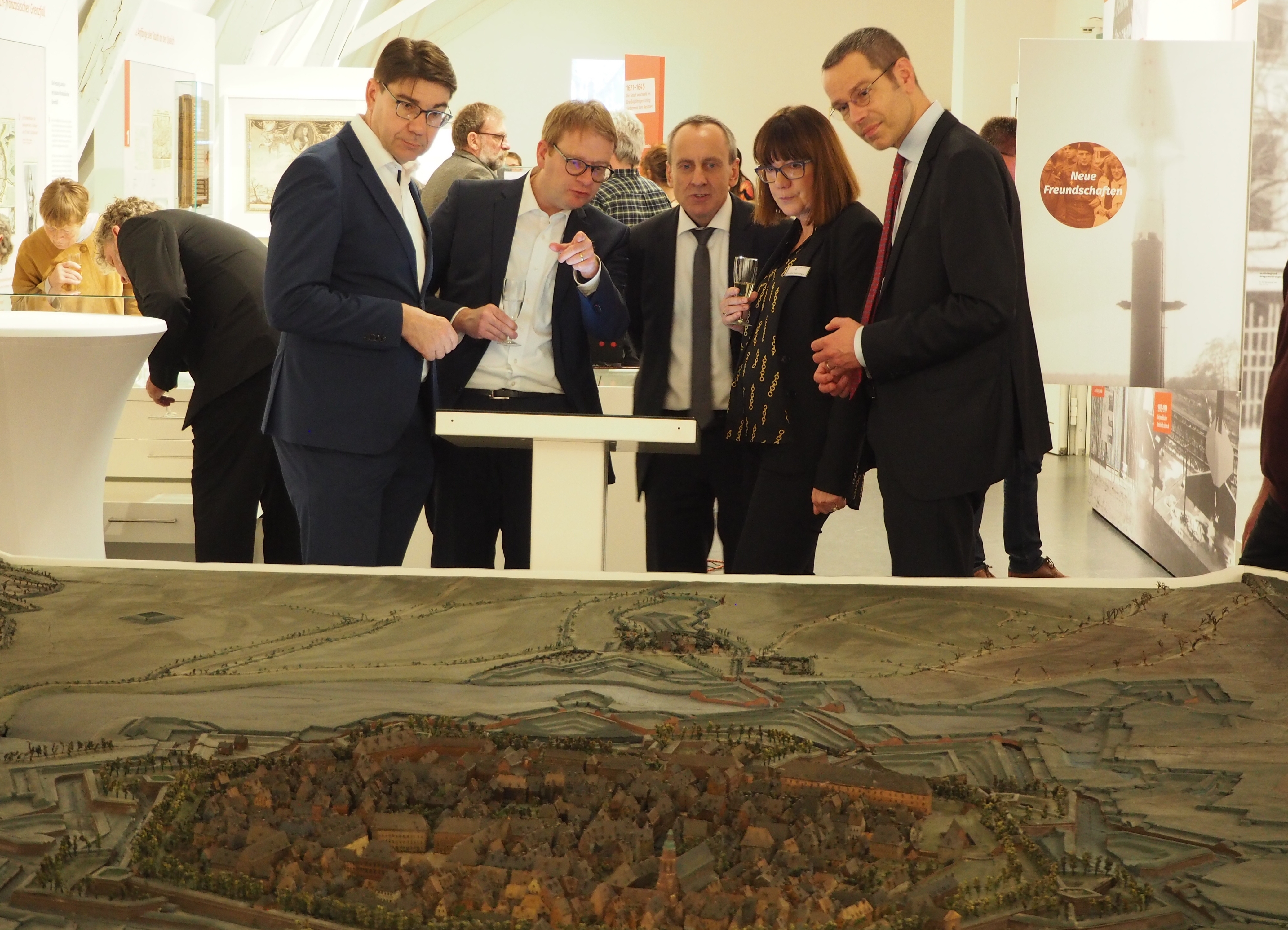 Gemeinsam bei der Eröffnung des neuen Museums für Stadtgeschichte Landau in der Pfalz am großen Festungsmodell: Oberbürgermeister Thomas Hirsch, Bundesstaatssekretär Dr. Thomas Gebhart, der rheinland-pfälzischen Kulturminister Prof. Dr. Konrad Wolf, die Leiterin des Archivs und Museums, Christine Kohl-Langer, und Bürgermeister Dr. Maximilian Ingenthron (v.l.n.r.). Am kommenden Sonntag, 2. Dezember, ist das neue Museum wieder von 11 bis 17 Uhr geöffnet.