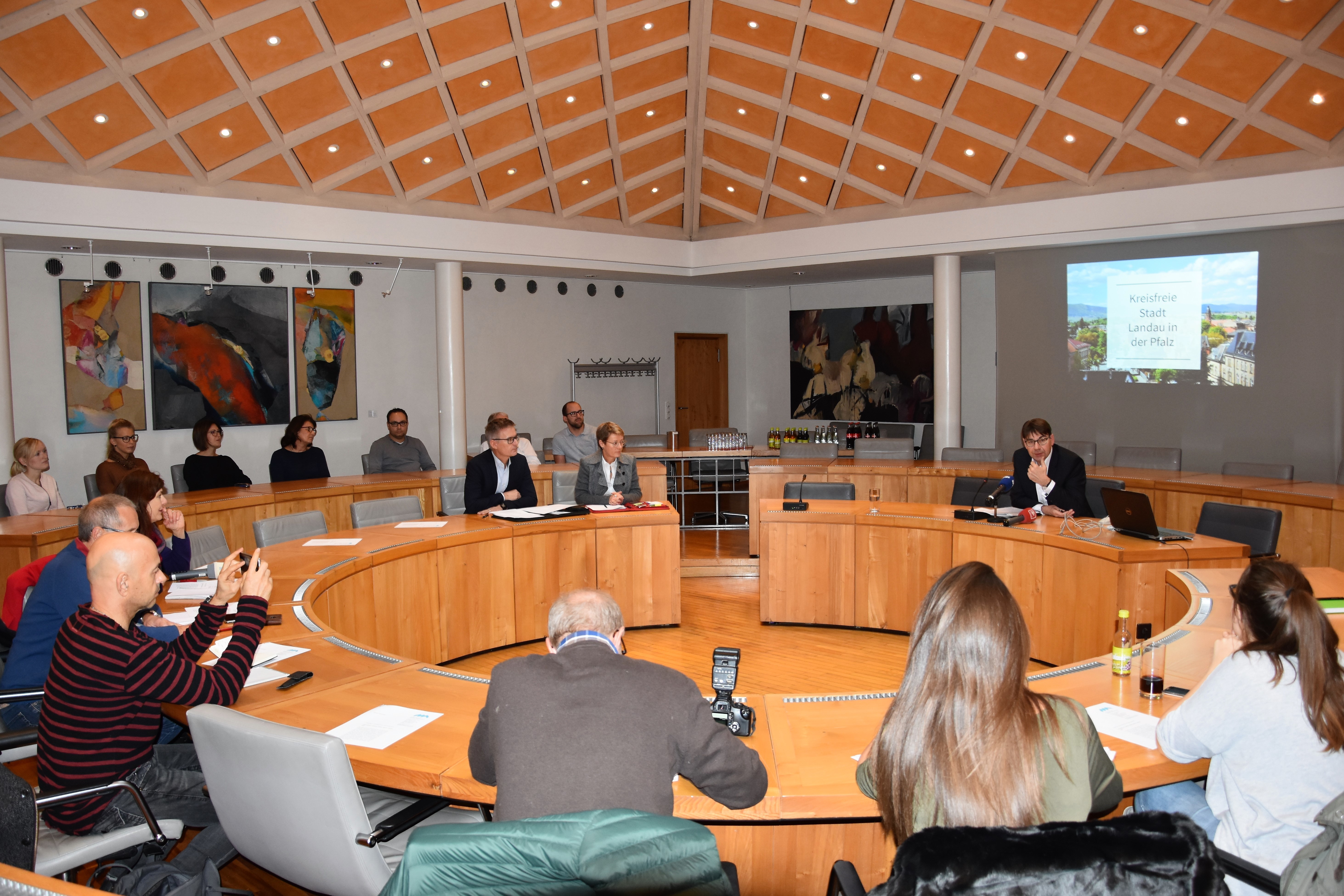 Pressekonferenz im Rathaus: OB Hirsch bezog klar Stellung gegen eine mögliche „Zwangseinkreisung“ der Stadt Landau.