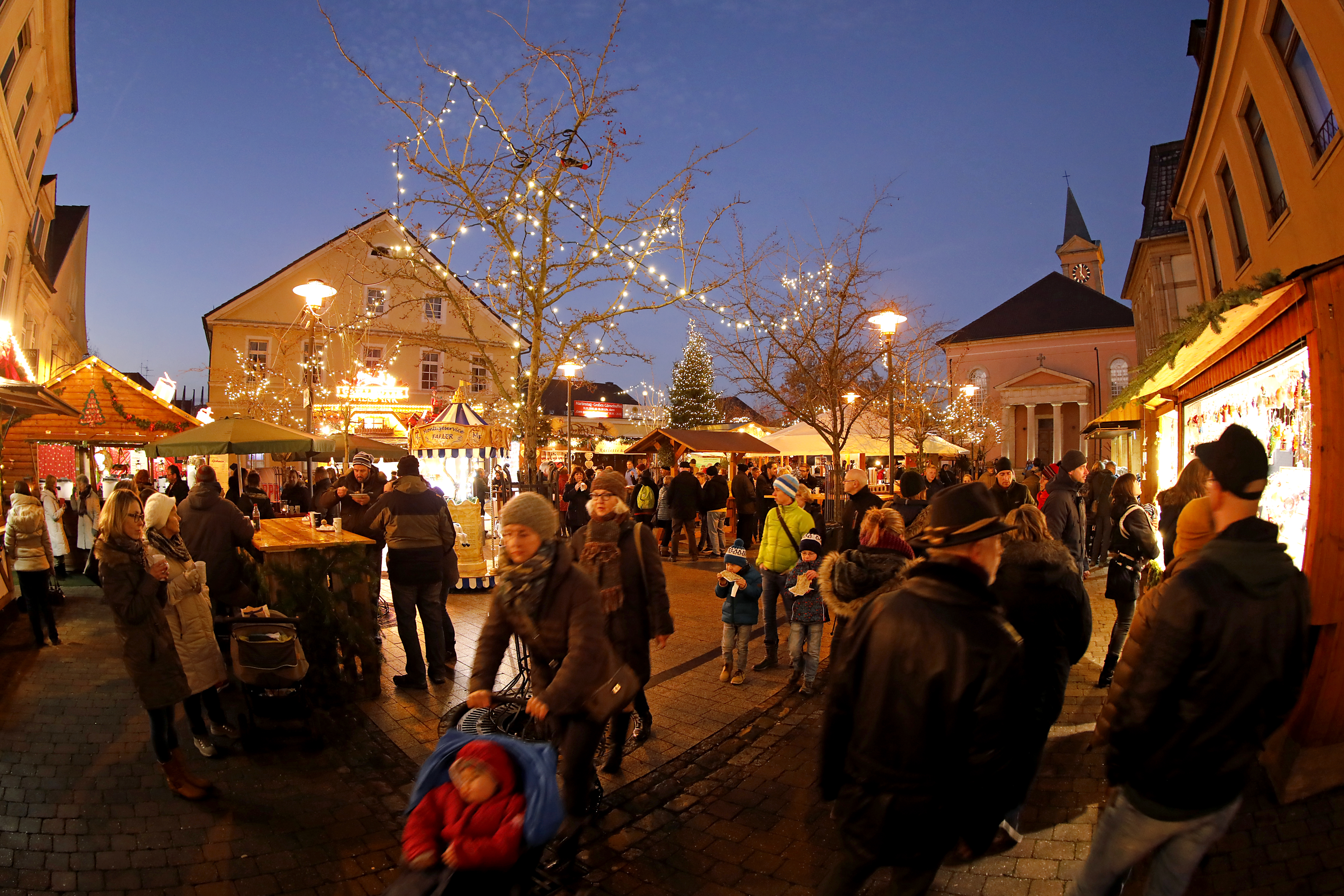 Rund um den Ludwigsplatz (unser Foto) und den Römerplatz wird in Bad Dürkheim beim "Dürkheimer Advent" ein vorweihnachtliches Programm angeboten.