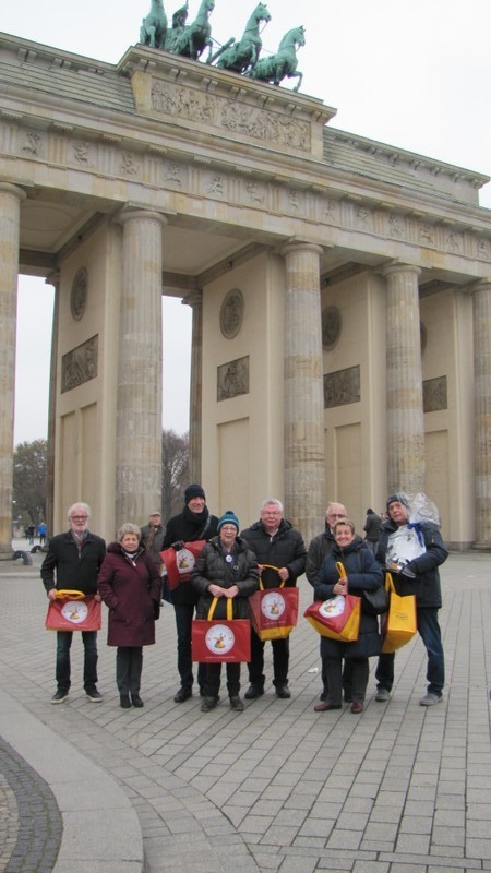 Delegation des Elwetrittche-Vereins vor dem Brandenburger Tor