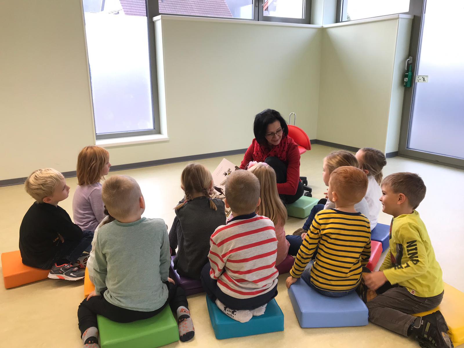 Gespannt hören die Kinder der SPD-Bundestagsabgeordneten Angelika Glöckner beim Vorlesen zu Foto: PS