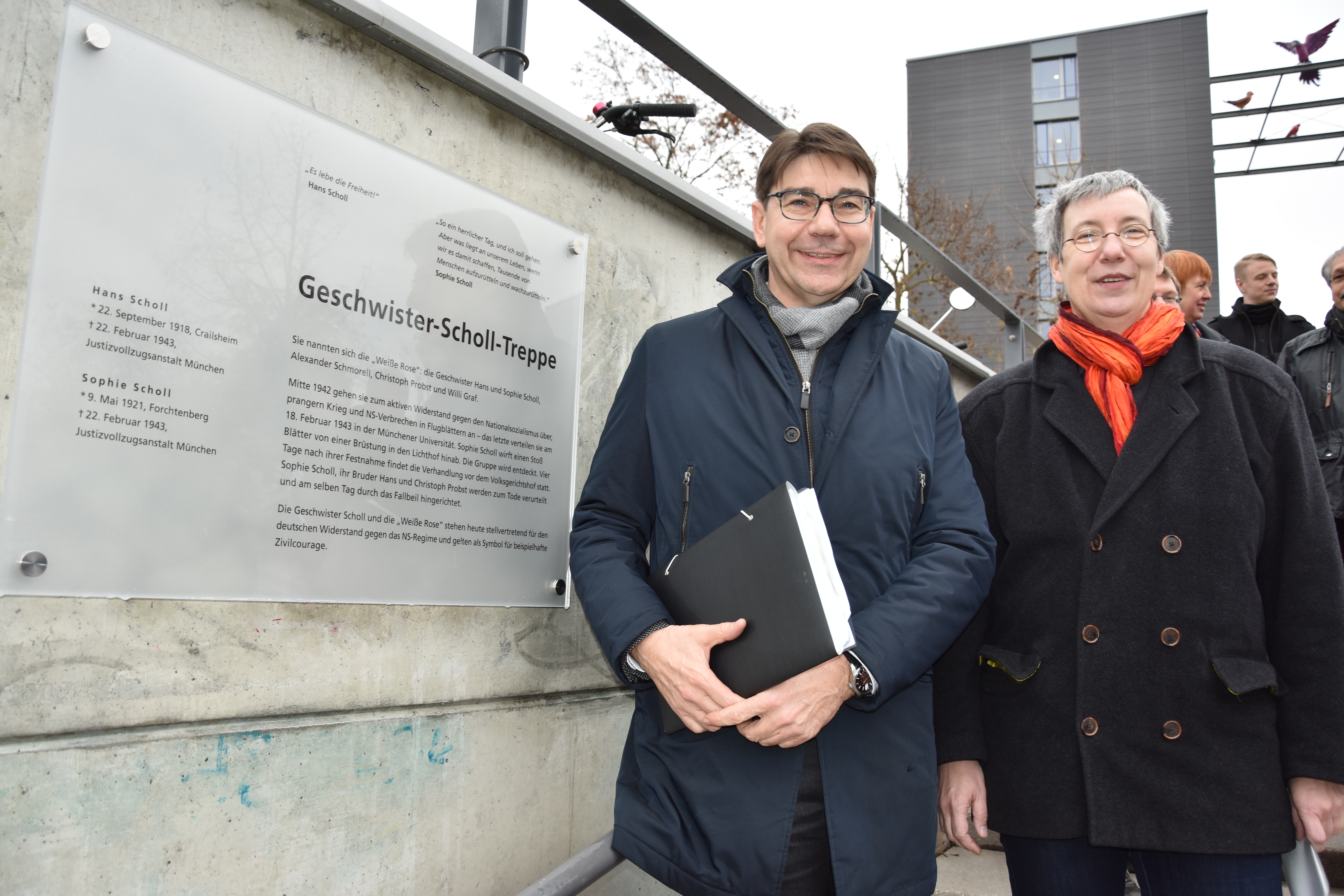 Oberbürgermeister Thomas Hirsch gemeinsam mit Universitätspräsidentin Prof. Dr. May-Britt Kallenrode bei der offiziellen Namensgebung der „Geschwister-Scholl-Treppe“.