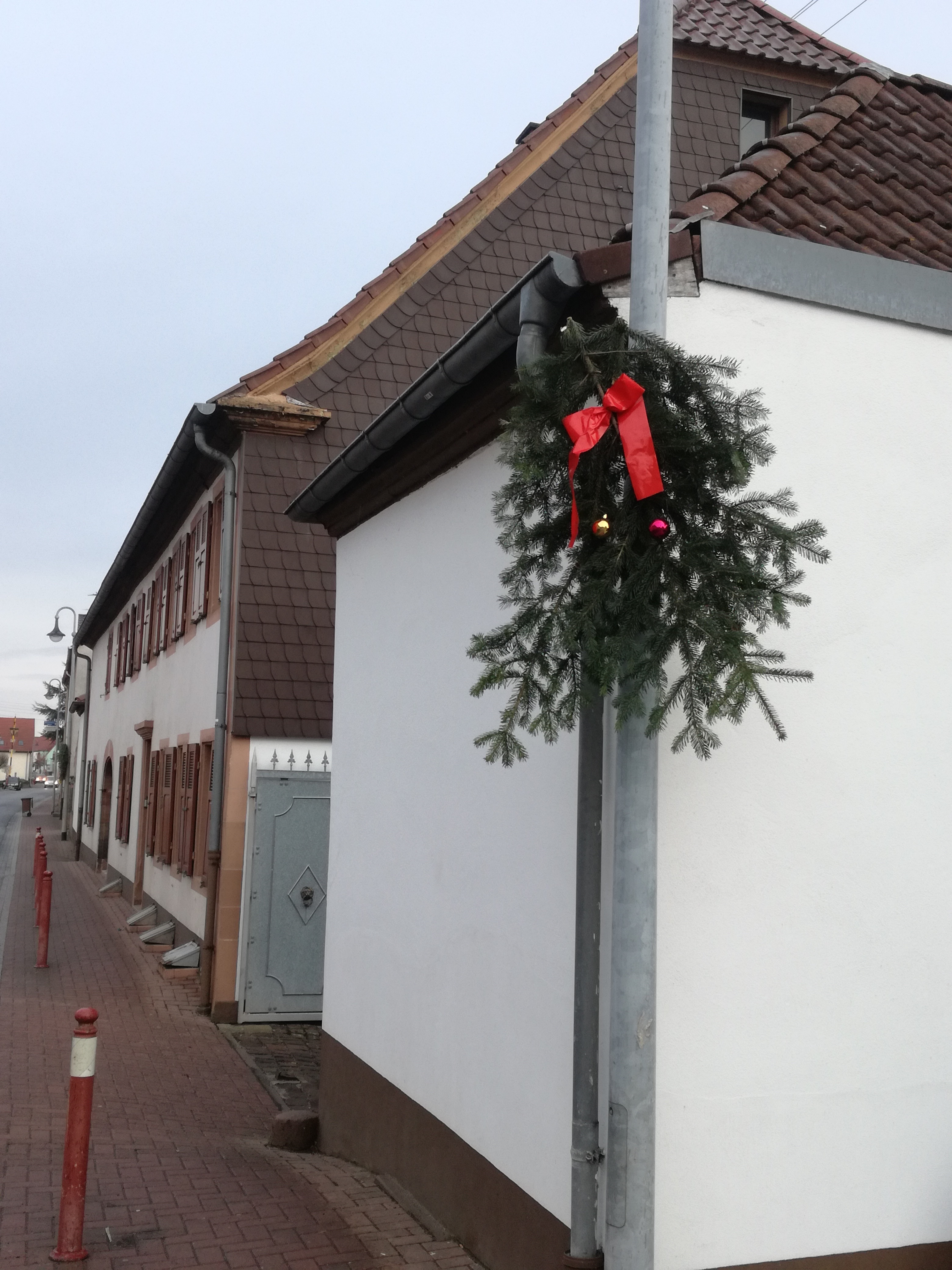 Vorweihnachtlich geschmückter Laternenmast Foto: PS
