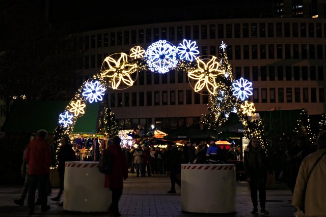 Das  festlich geschmückte Tor zum Weihnachtsmarkt | Foto: Brigitte Melder