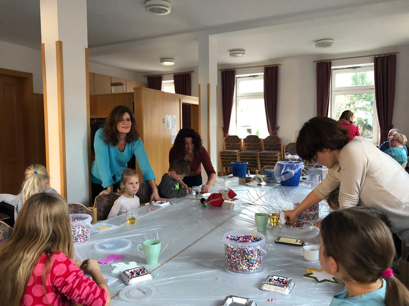 Emsig bei der Sache: Die Seebacher Kinder bastelten eigenhändig den Weihnachtsschmuck für ihren Stadtteil. Foto: privat