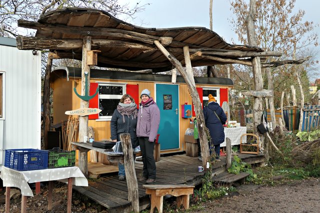Vor Claudias Büro der Flohmarktstand | Foto: Brigitte Melder