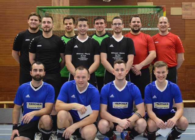 Starterfeld 2. Bundesliga-Weihnachtsturnier (schwarze Trikots Mitte: Bolanden I [Patrick (l.) und Matthias Mergel]; unten v. l. n. r.: Bolanden II [Peter Sziedat, Jürgen Brach], Ginsheim/Bolanden [Leon Meierle, Noah Gehrhardt]) | Foto: |szip