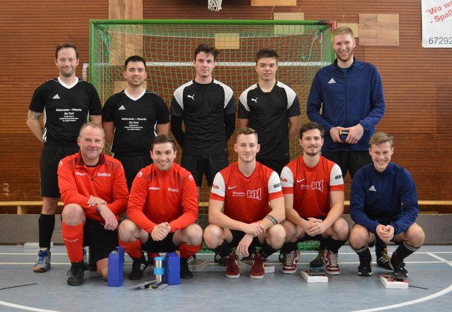 Starterfeld Oberliga-Weihnachtsturniers (oben links: Altenkessel/Bolanden [Martin Rein (l.), Rudi Mollstätter]; blaue Jacken: Bolanden [Noah Gehrhardt hockend, Sebastian Gebhardt stehend]) | Foto: |szip