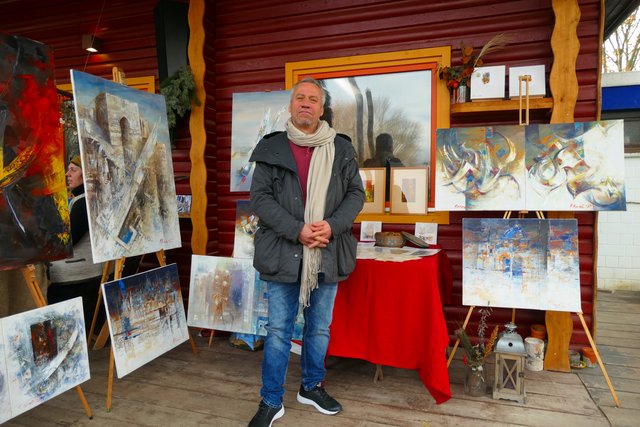 Hussein Ahmad vor seinen Werken | Foto: Brigitte Melder