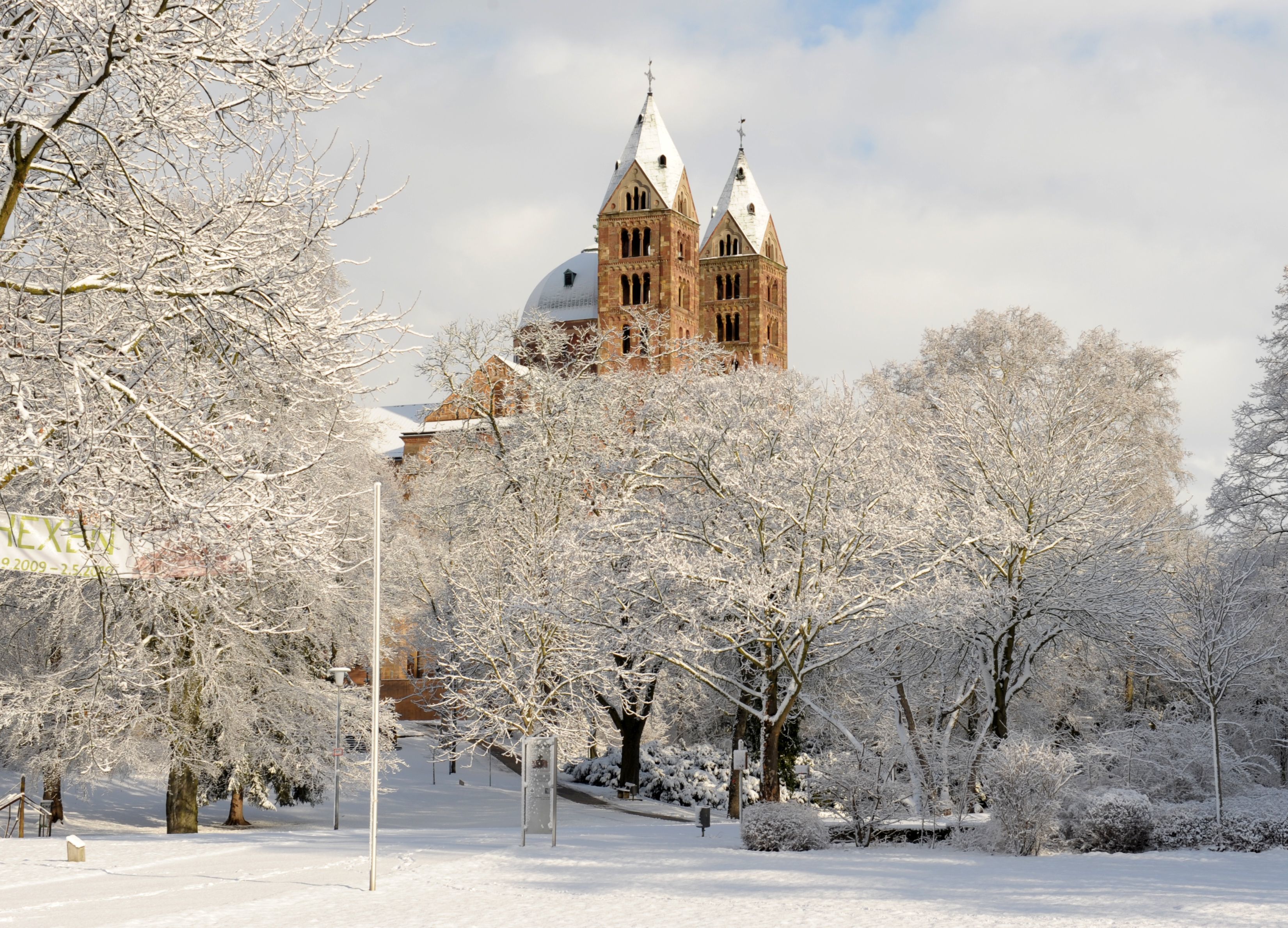 Der Dom an Weihnachten im Schnee.