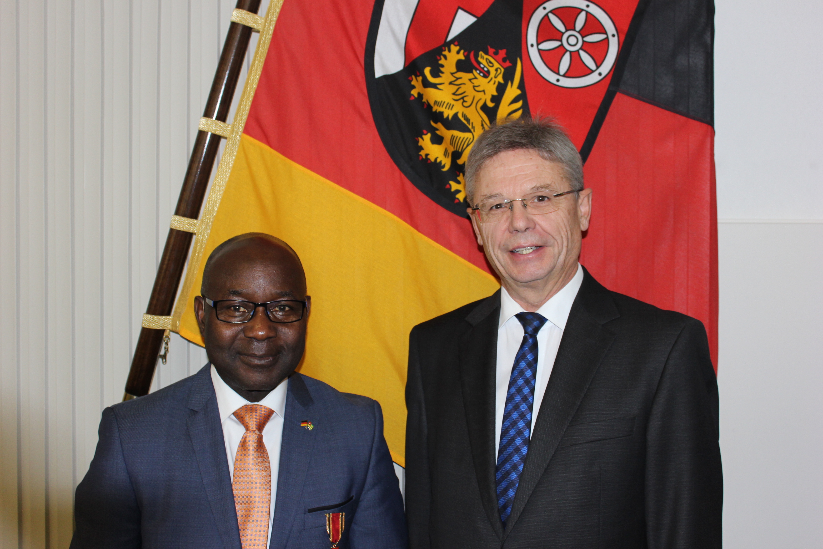 Dr. Samuel Husunu das Verdienstkreuz am Bande des Verdienstordens der Bundesrepublik Deutschland erhalten. Rechts im Bild ist Dr. Hans-Jürgen Seimetz, Präsident der SGD-Süd.