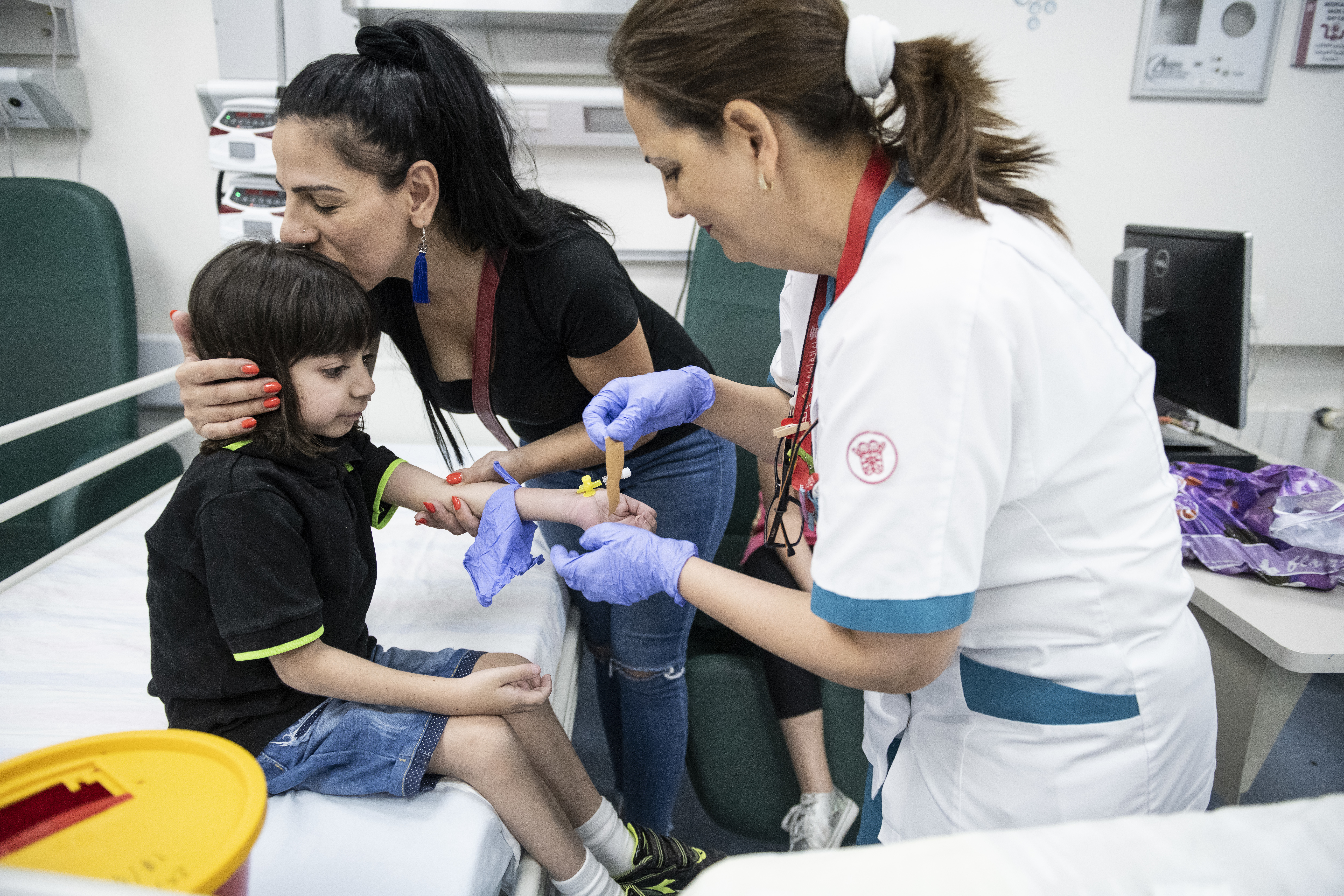 Alle zwei Wochen erhält George eine lebensnotwendige Infusion. Foto: KHB/Meinrad Schade