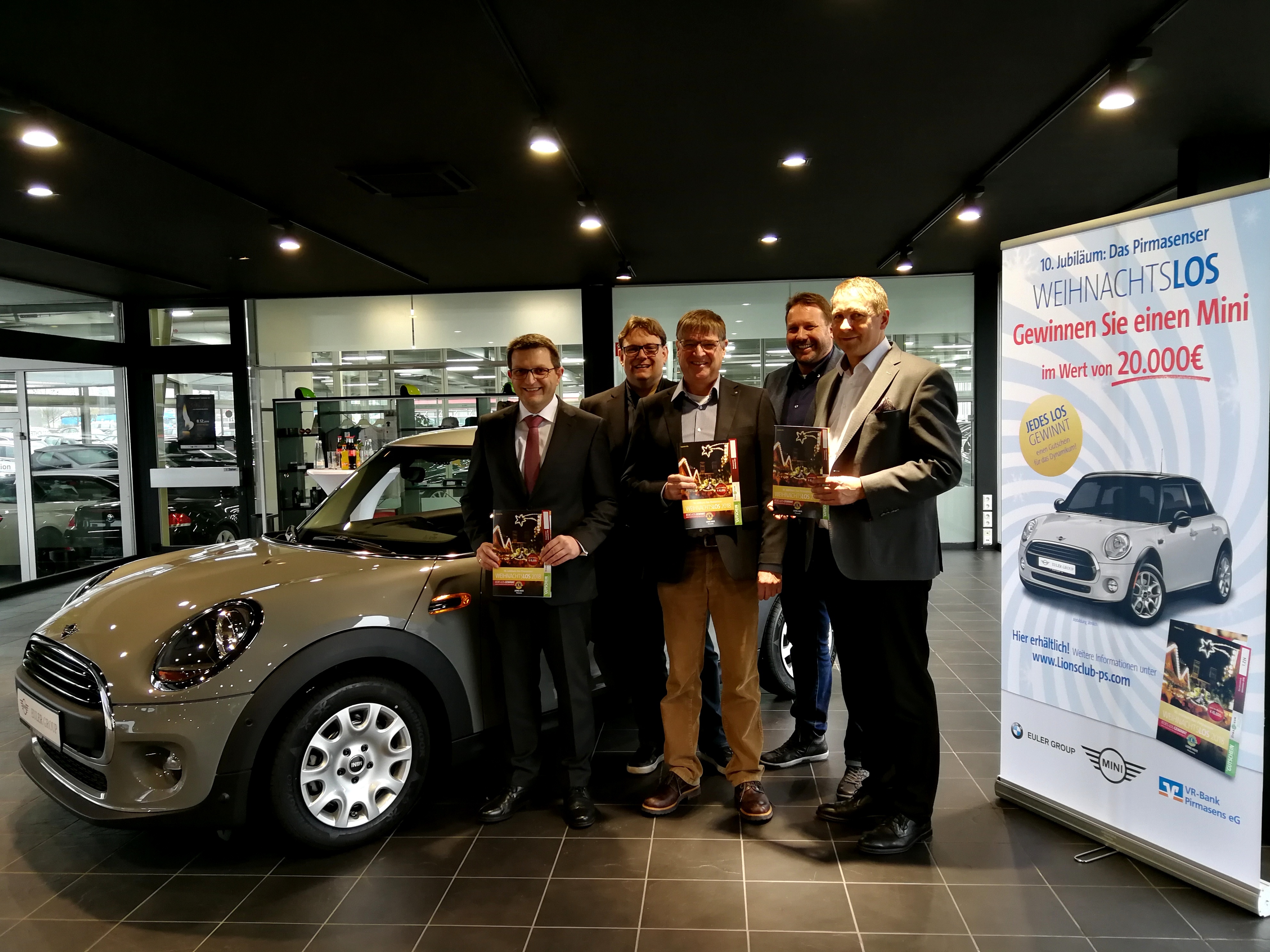 Gruppenbild mit Mini: Michael Knecht von der VR-Bank, Lions-Präsident Eric Kunz, Dr. Carsten Henn, Stefan Markert und Ralf Jantschek, Filialleiter von Autohaus Euler in Pirmasens (von links). Foto: Kling