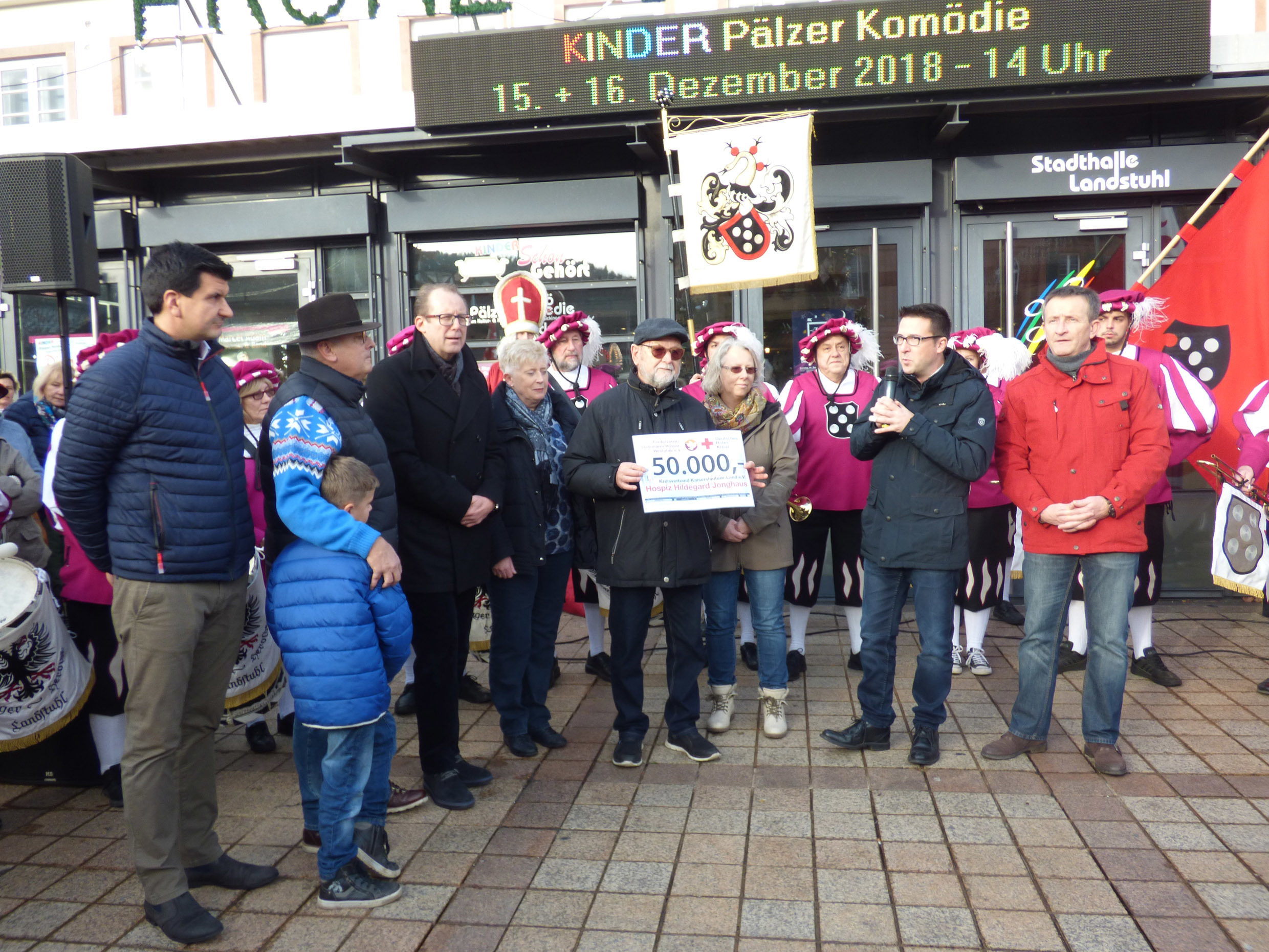 Im Bild von links nach rechts: Daniel Schäffner (Stellv. Vorsitzender, MdL), Uwe Unnold (Präsident des DRK), Michael Nickolaus (DRK Kreisgeschäftsführer), Vera Lang (Beisitzerin), Adolf Geib (Schatzmeister), Martina Mack (Einrichtungsleiterin), Marcus Klein (Vorsitzender), Ralf Hersina (Schriftführer und DRK Beisitzer)