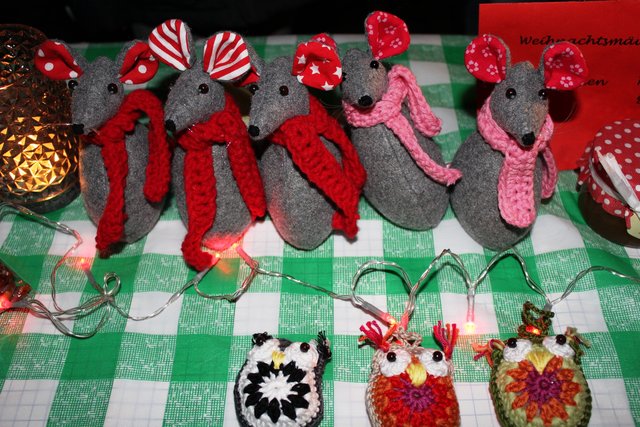 Handgemachte Weihnachtsmäuse und mehr werden an bunten Ständen zum Verkauf angeboten (Copyright: DKSB).