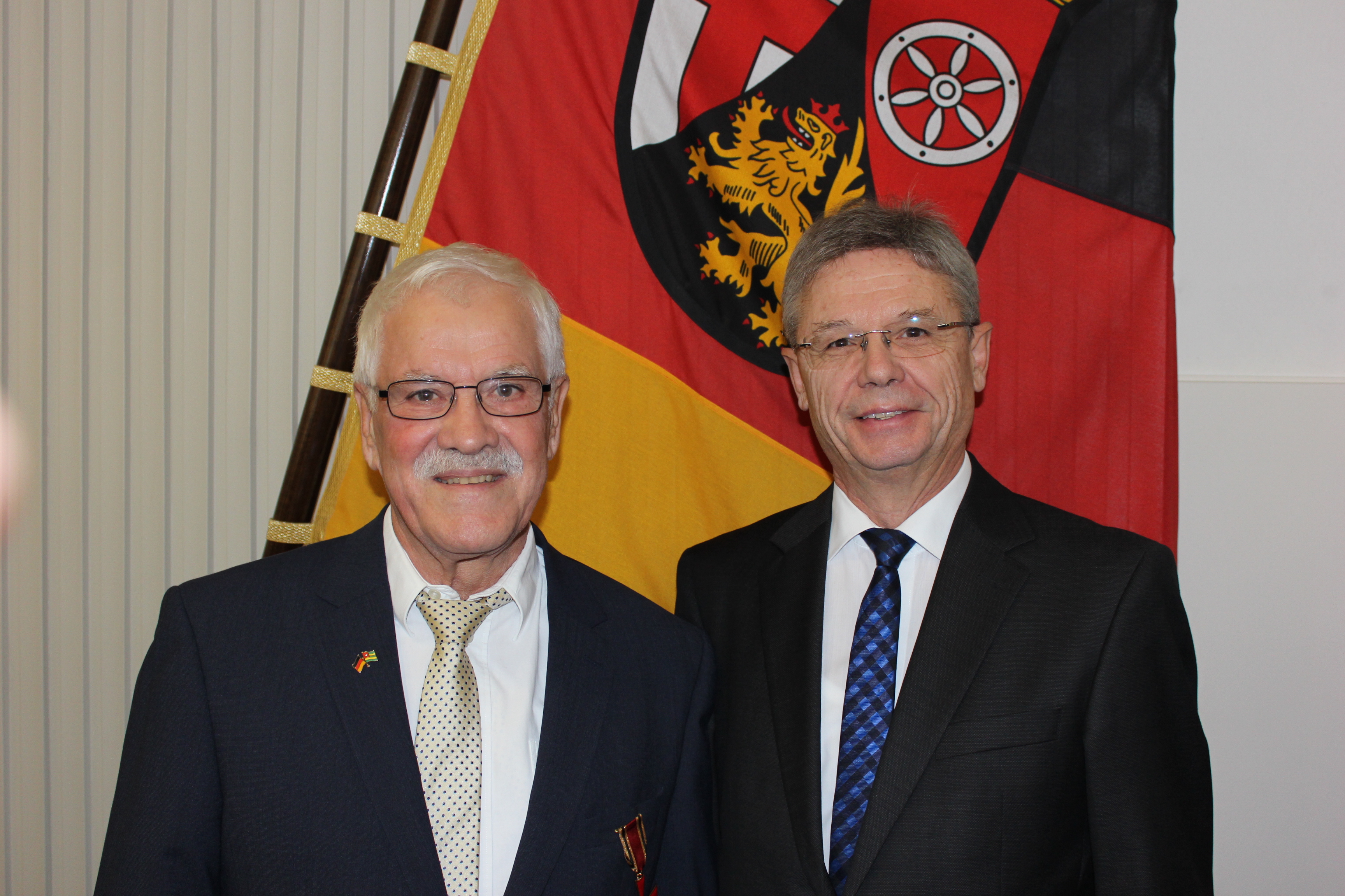 Dr. Hans-Jürgen Seimetz (rechts) ehrte Siegber Kemmer mit dem Bundestverdienstkreuz. Foto: PS