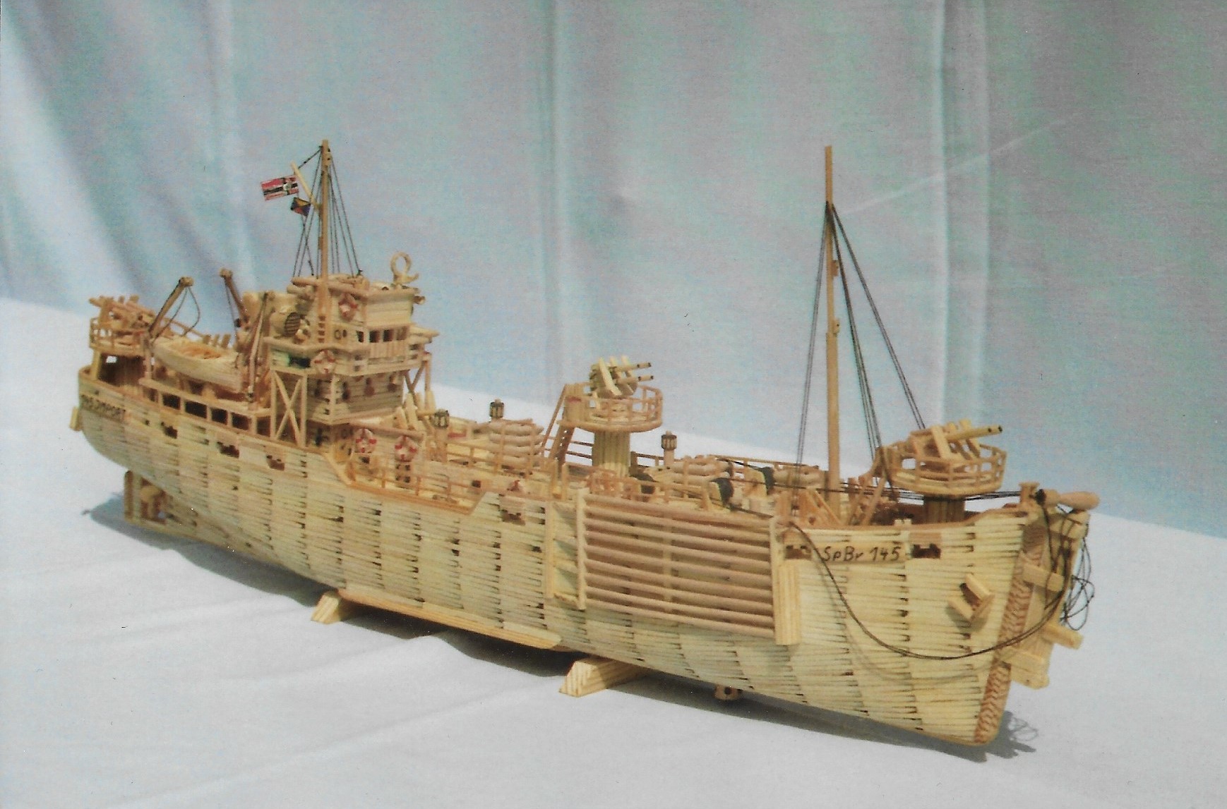 Dieses Schiff ist aus Streichhölzern angefertigt.