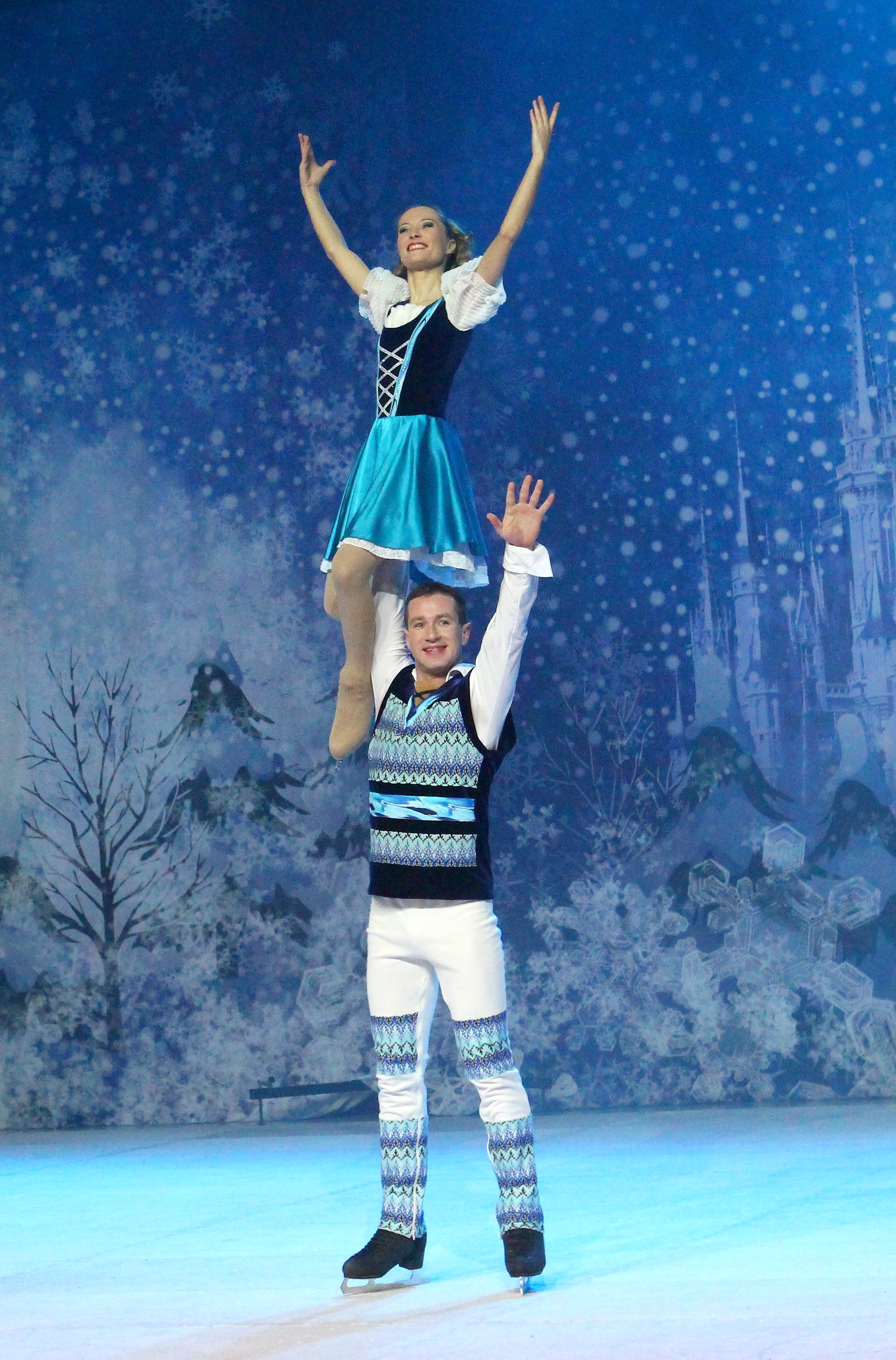 Der Russian Circus on Ice entführt die Festhallen-Besucher der neuen Show „Ein Wintermärchen“ in die zauberhafte Welt der Märchen. Foto: Agenda Production International GmbH