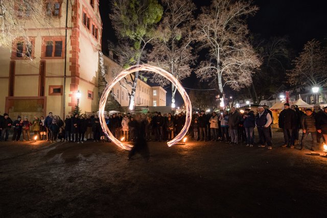 Feuershow mit Mikien – mittwochs um 20 Uhr vor der Kulisse der Karlsburg zu erleben. Freitags gibt’s noch eine weitere Aufführung foto: gustai/durlacher.de