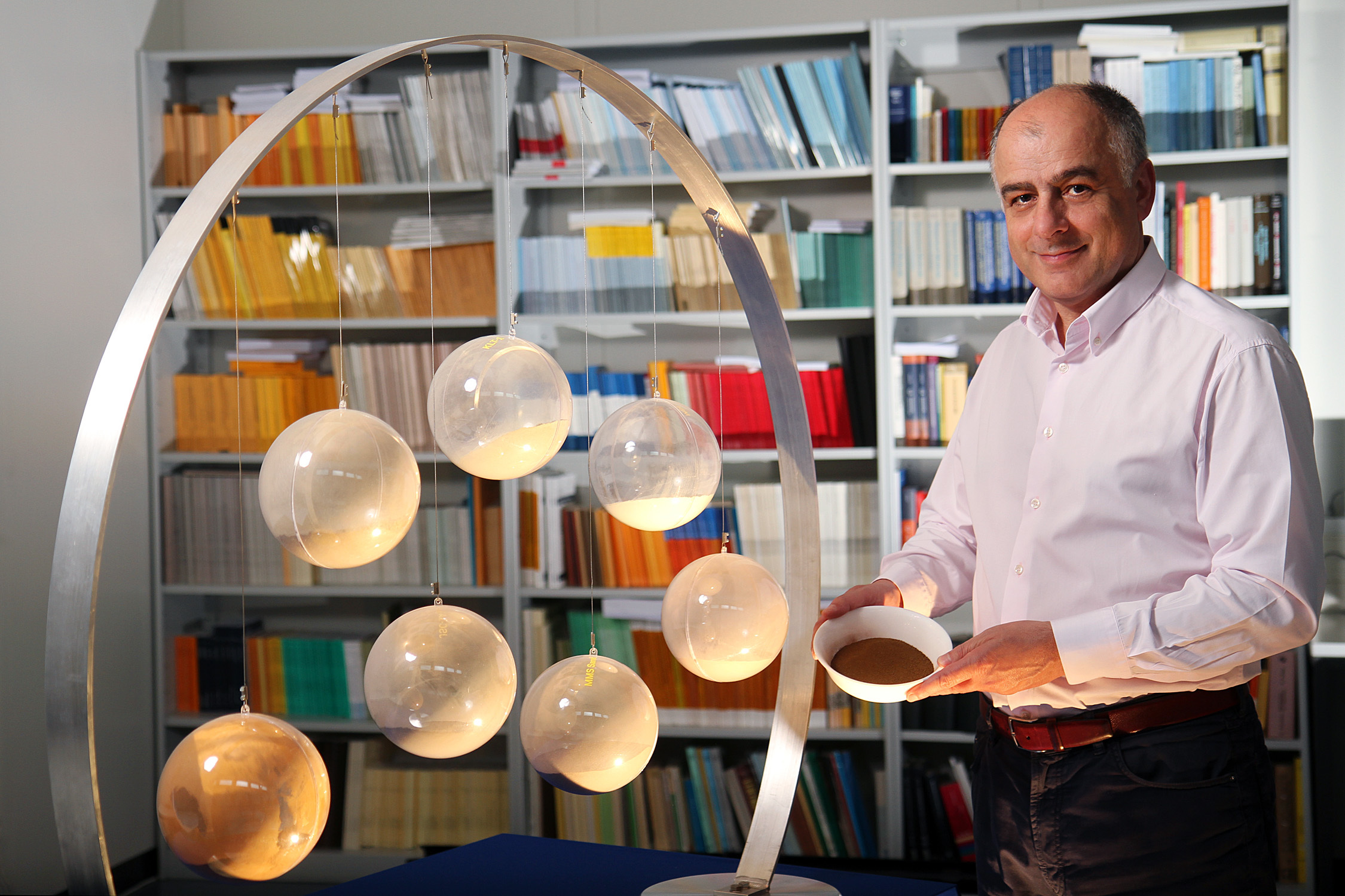 Professor Dr. Christos Vrettos erforscht die spezifische Zusammensetzung von extraterrestrischen Böden und deren Eigenschaften mittels sogenannter Simulaten, die ihm die NASA zur Verfügung stellt Foto: Koziel/TUK