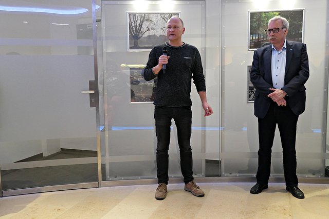 Torsten Kleb und Wolfgang van Vliet eröffnen die Vernissage | Foto: Brigitte Melder