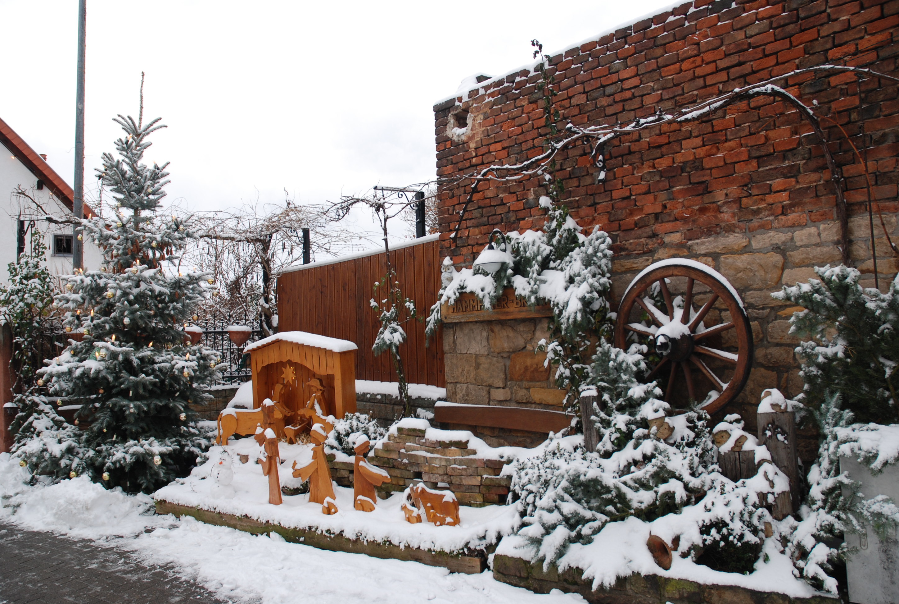 Krippe und weihnachtlich geschmückter Brunnen im Hammpetergässel.