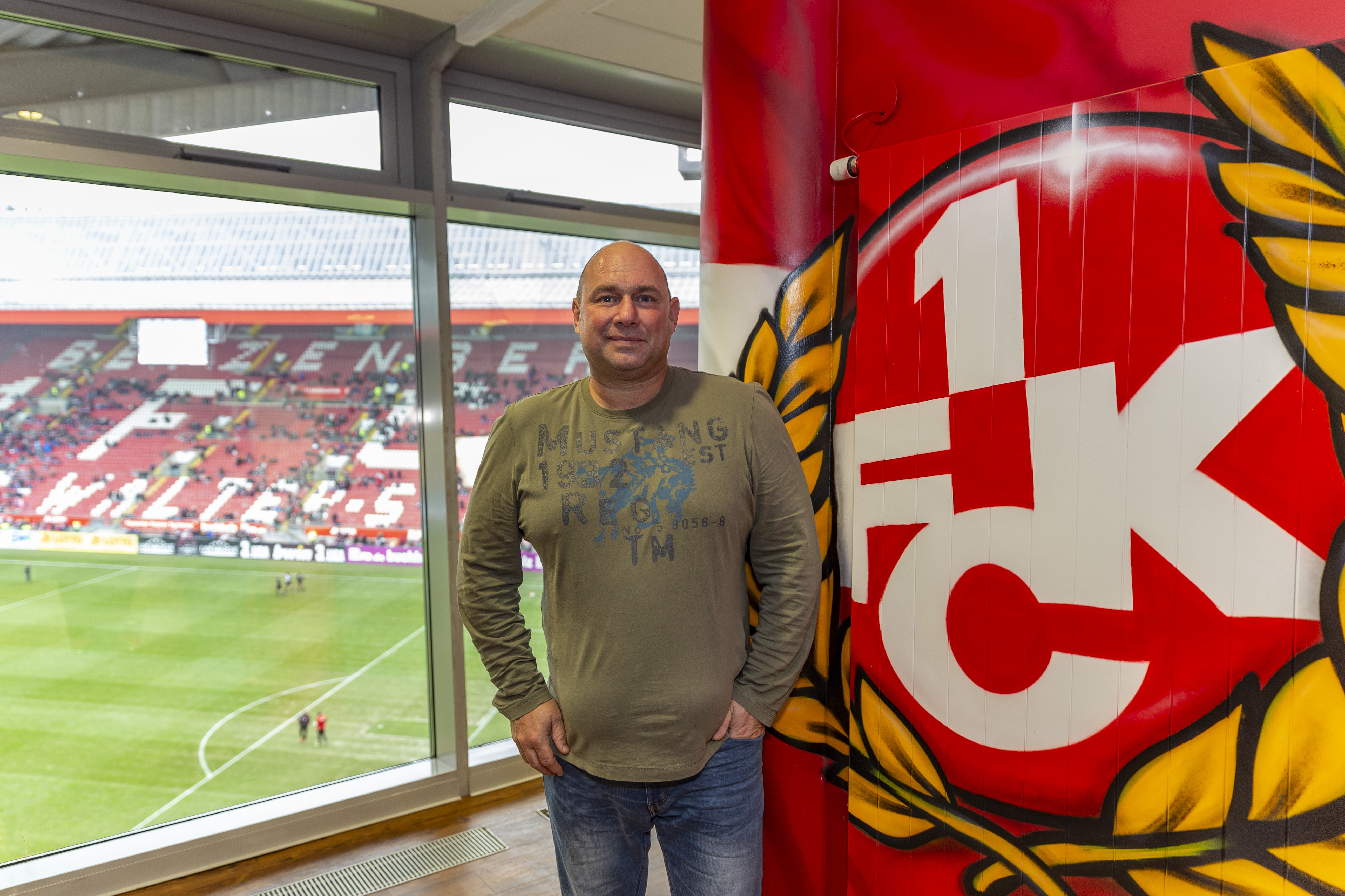 Rainer Böser ist seit 35 Jahren bei der Feuerwehr Maximiliansau und einst FCK-Jugendspieler. Der zweite Gewinner hatte den Fotoaufruf leider nicht mitbekommen. Foto: Vollmer