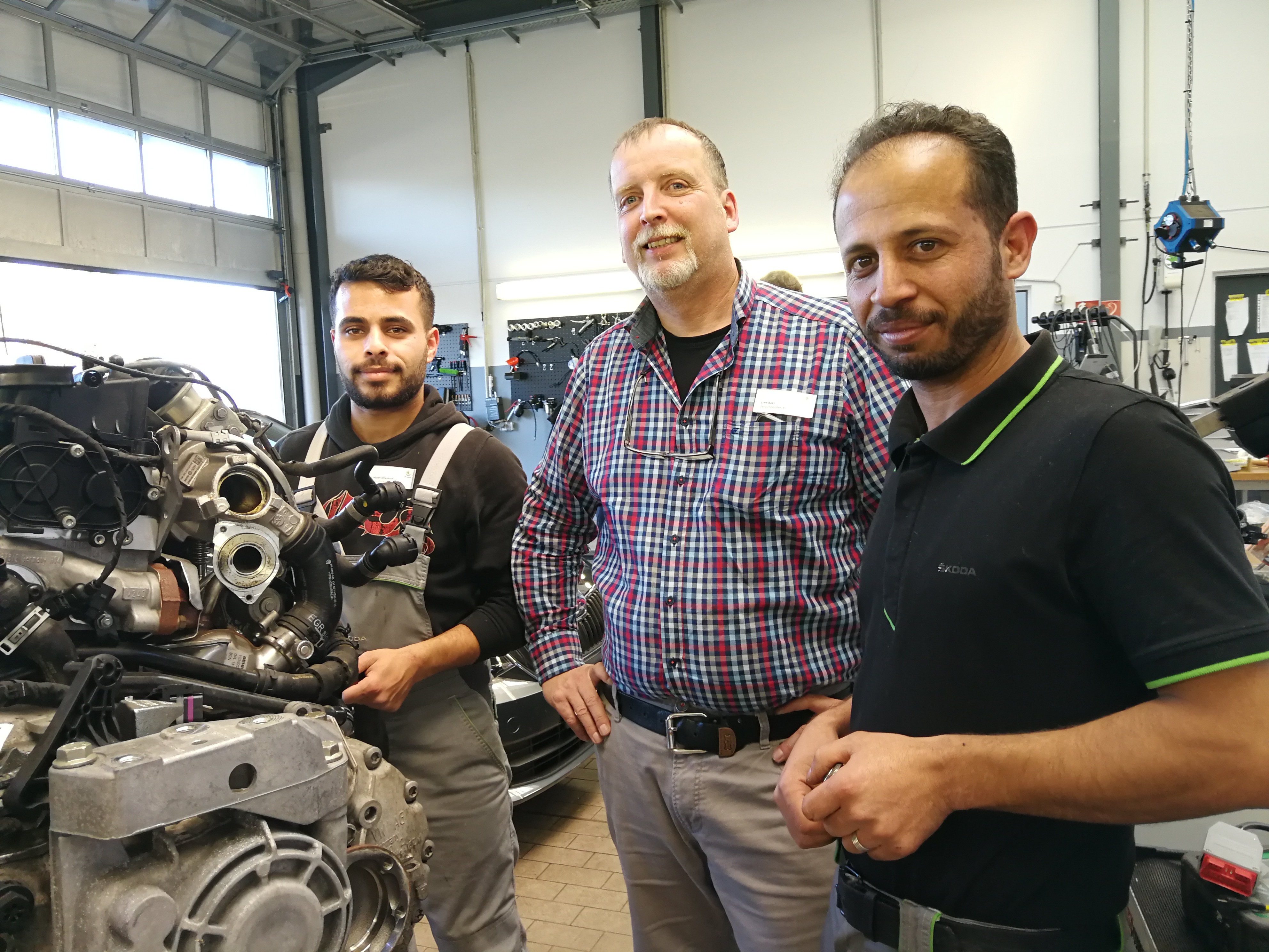 Werkstattleiter Uwe Baas (Mitte) mit den beiden Azubis Subhi Kadour (rechts) und Jadaan Alhussoun. Foto: Kling