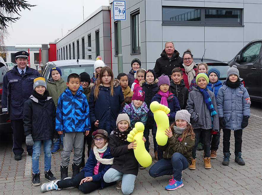 Kinder der Theodor-Heuss-Schule mit Erik Hippchen (Polizei Kaiserslautern), Steffen Fitzer (ADAC Pfalz) und Petra Rödler (KUK Kaiserslautern)