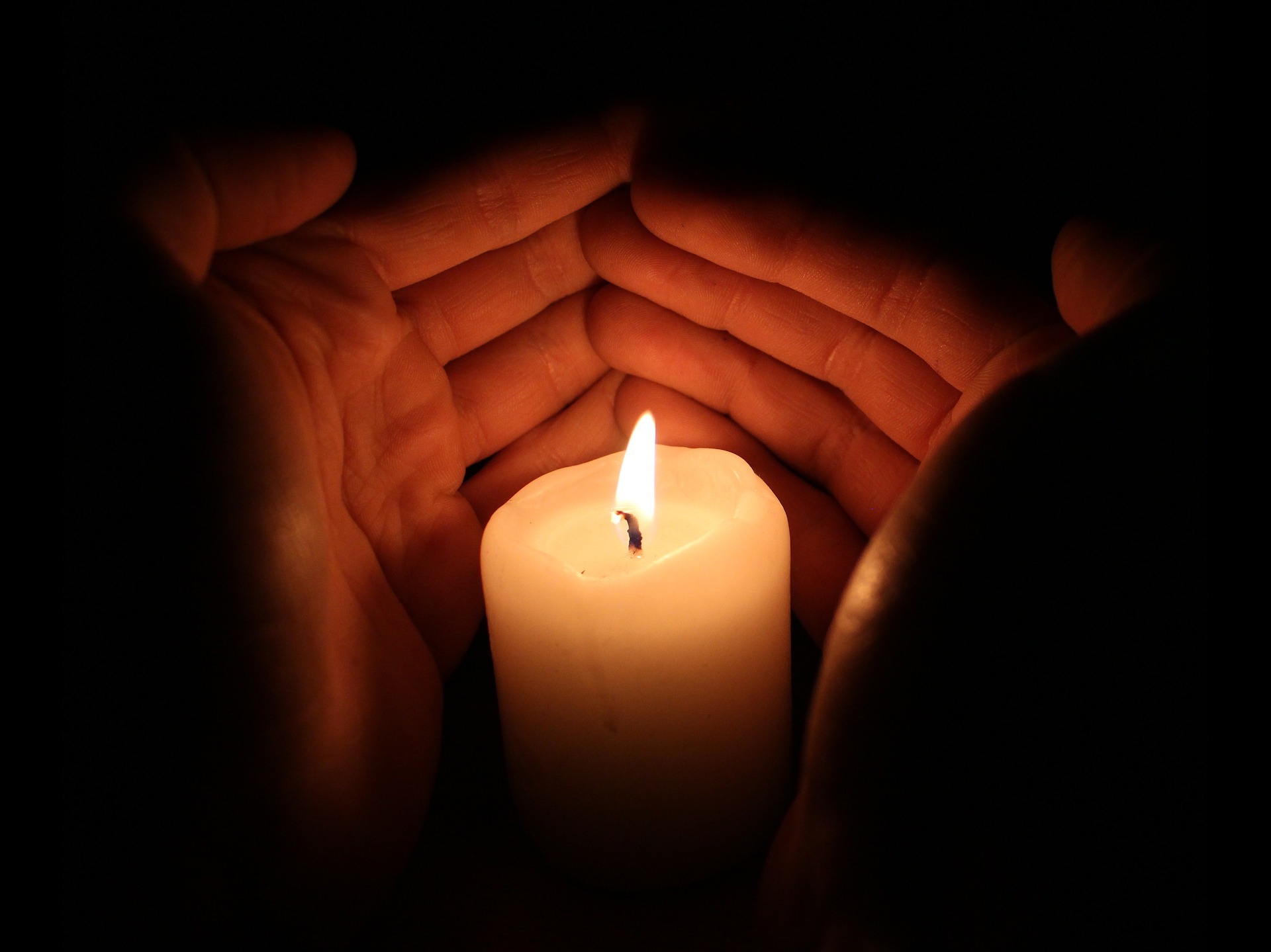 Eine Kerze zur Erinnerung: Beim Worldwide Candle Lightning gedenken Menschen weltweit an verstorbene Kinder. Am Sonntag findet in Rülzheim eine Gedenkfeier statt. Foto: PS