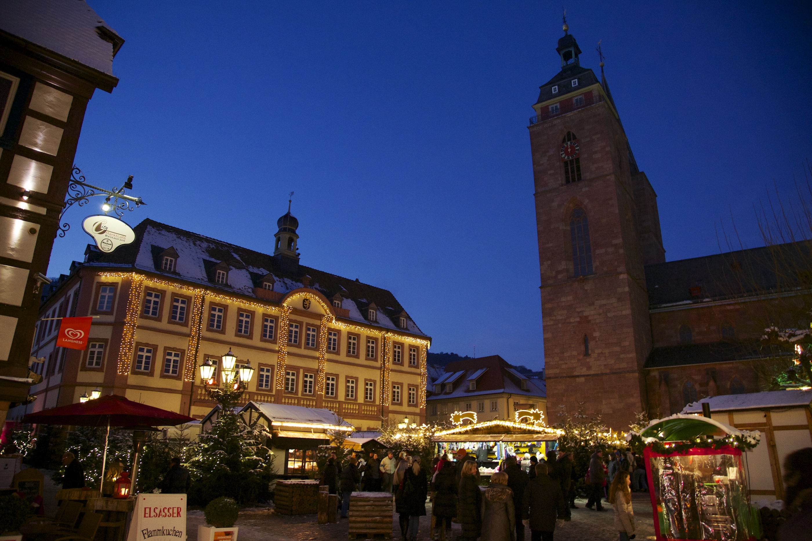Zentrum des Weihnachtsmarktes ist der festlich geschmückte Marktplatz. Foto: gliglag