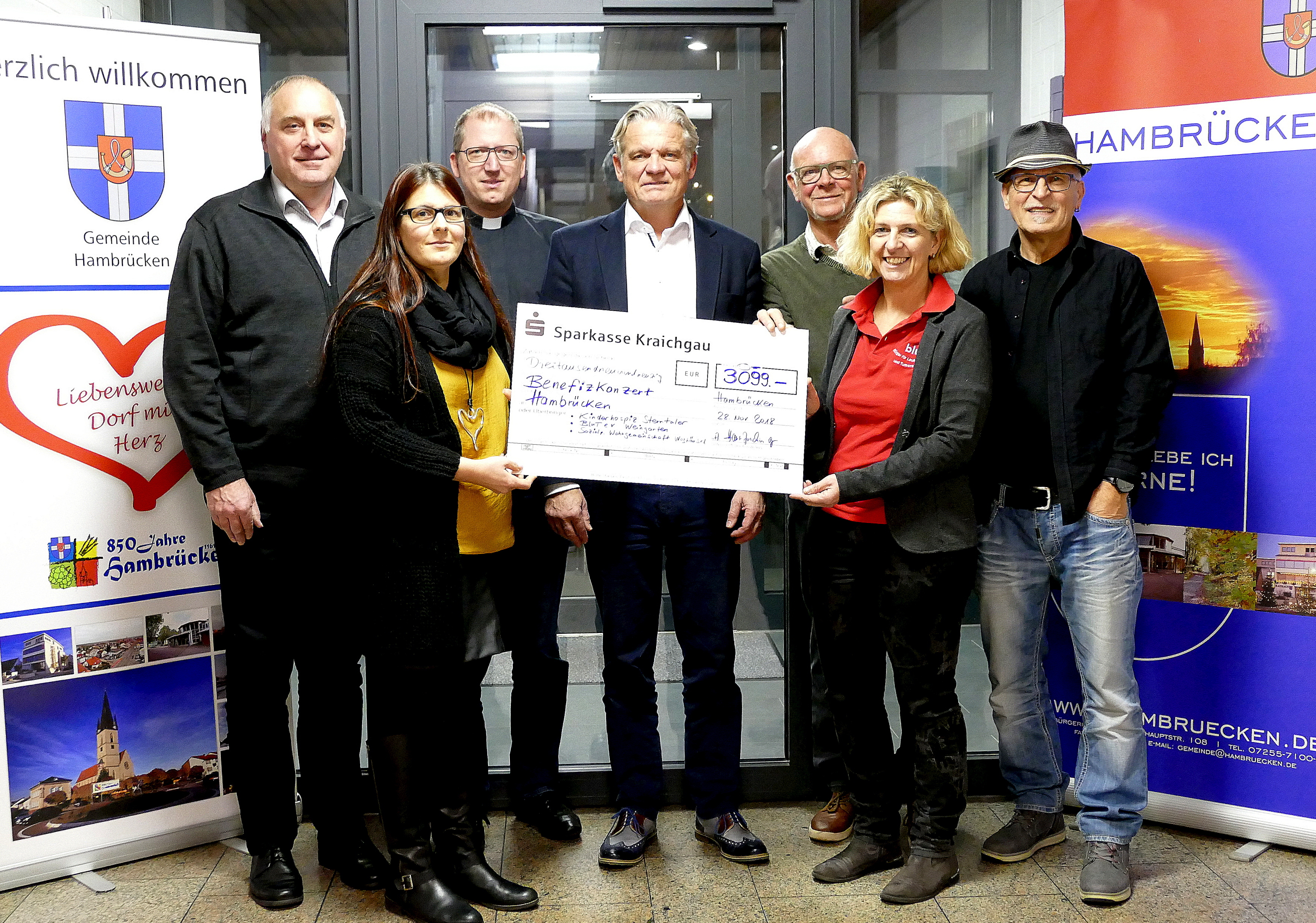 Dieter Krämer, Pfarrgemeinde, Nicole Kraus sozialpädagogische Wohngemeinschaft Waghäusel, Pfarrer Peter Bretl, Seelsorgeeinheit Waghäusel-Hambrücken, Bürgermeister und Schirmherr Thomas Ackermann, Anthony Foskett, Kinderhospiz Sterntaler, Beate Wimmer von BLuT e.V., Hans-Joachim Of, Freundeskreis Hambrücken (v.l.n.r.)