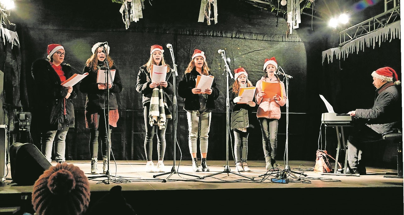 Auf der Plätzel-Bühne treten viele Gruppen auf, hier das Gesangsensemble der Musikschule Kandel.