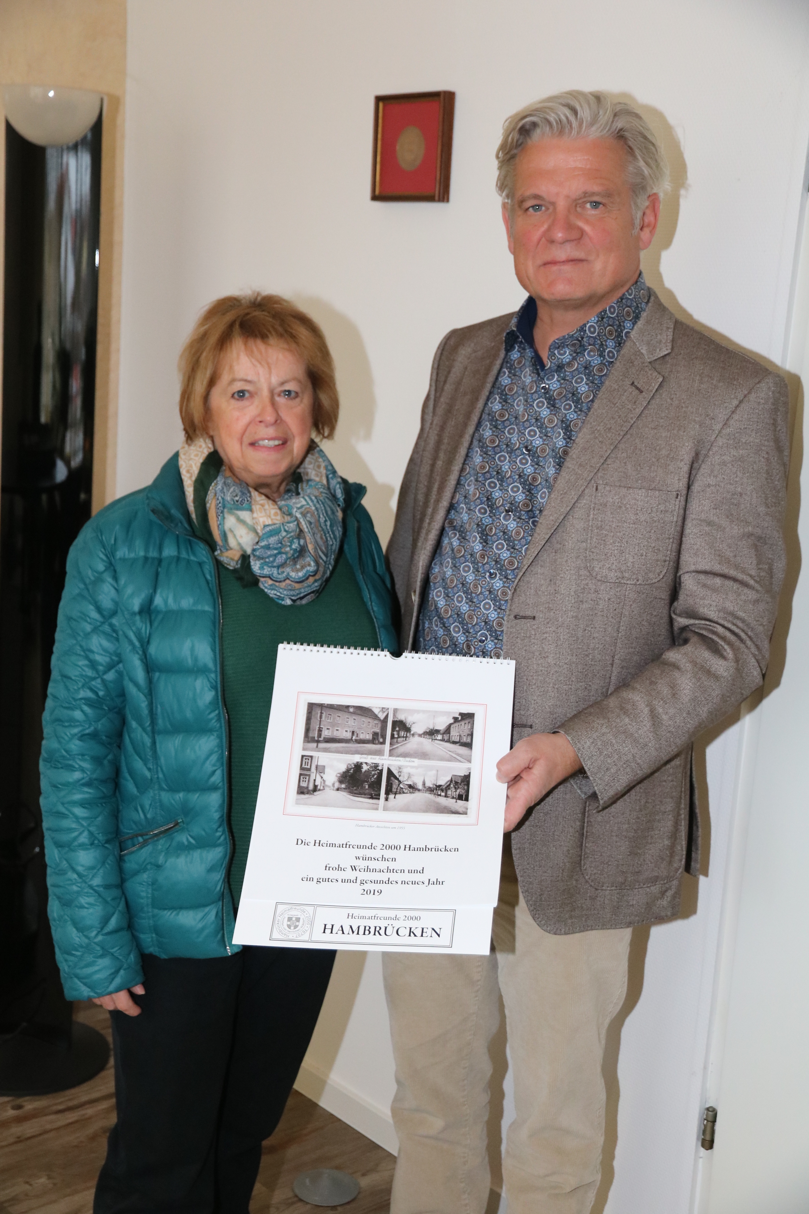 Margot Kraft überreichte den druckfrischen neuen Heimatkalender an Bürgermeister Thomas Ackermann
