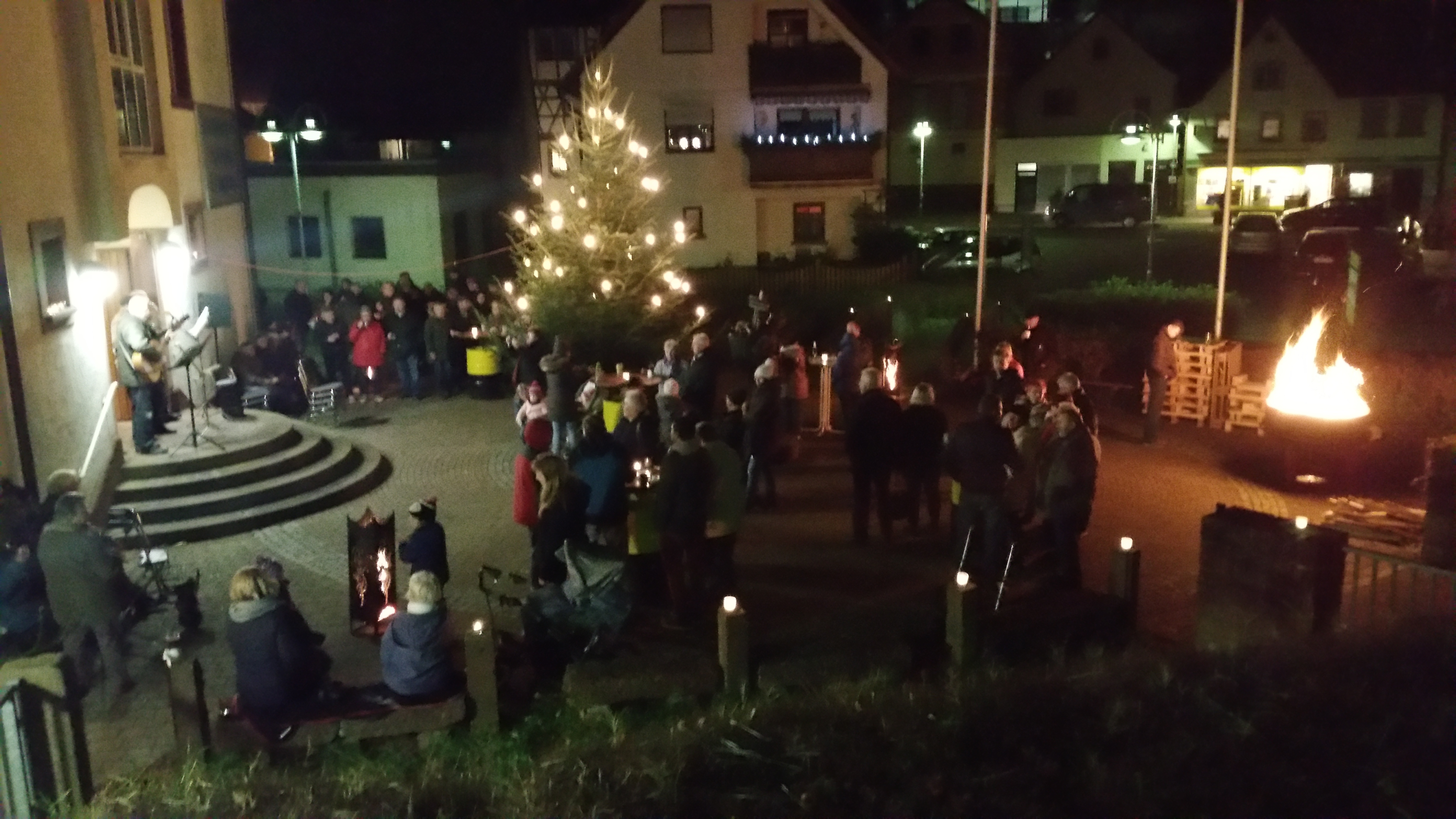 Weihnachtliche Stimmung rund um das Bürstenbinderdenkmal. Foto: ps