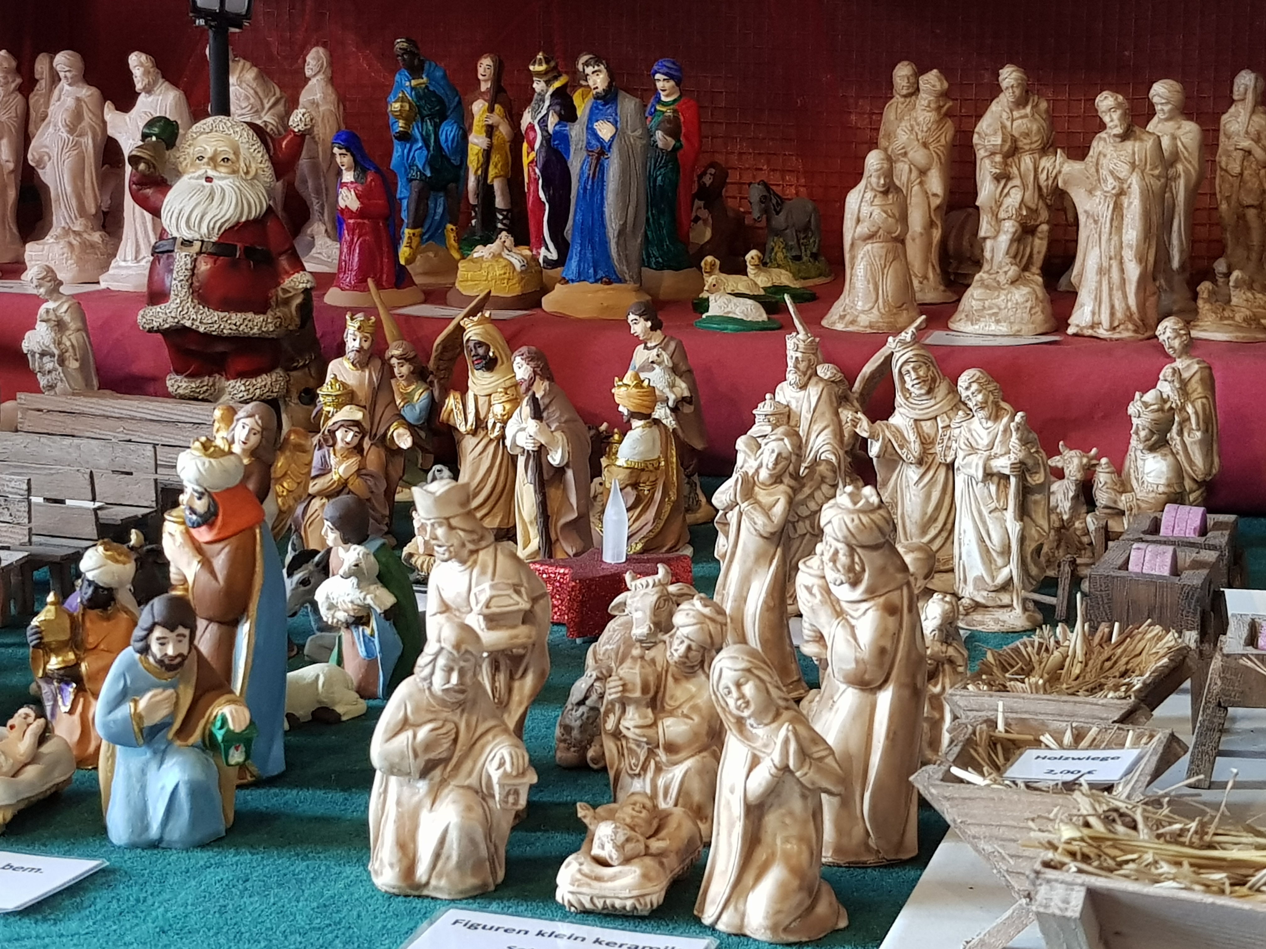 Zu jeder Weihnachtskrippe gehören Maria, Josef, Jesus, drei Könige, ein Ochse, Esel und Schafe