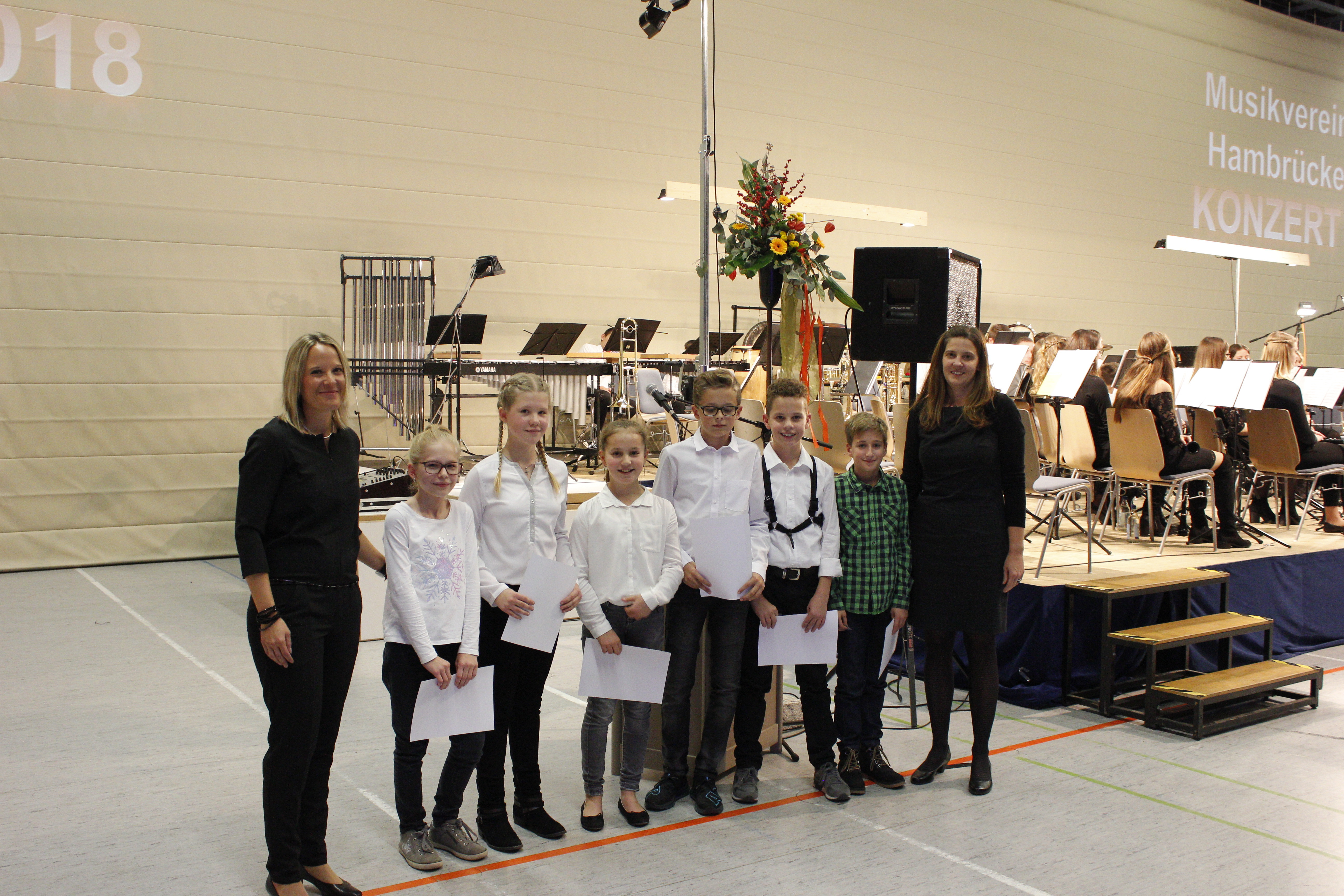 Erfolgreiche Jungmusikerinnen und –Musiker: Franka Köhler, Samira Fröber, Sarah Degler, Jan Reiblein, Philipp Moritz und Luc Rothermel (Bildmitte v.l.) mit Jugendleiterin Jana Schlindwein (li.) und Vorsitzender Melanie Streck (re.)