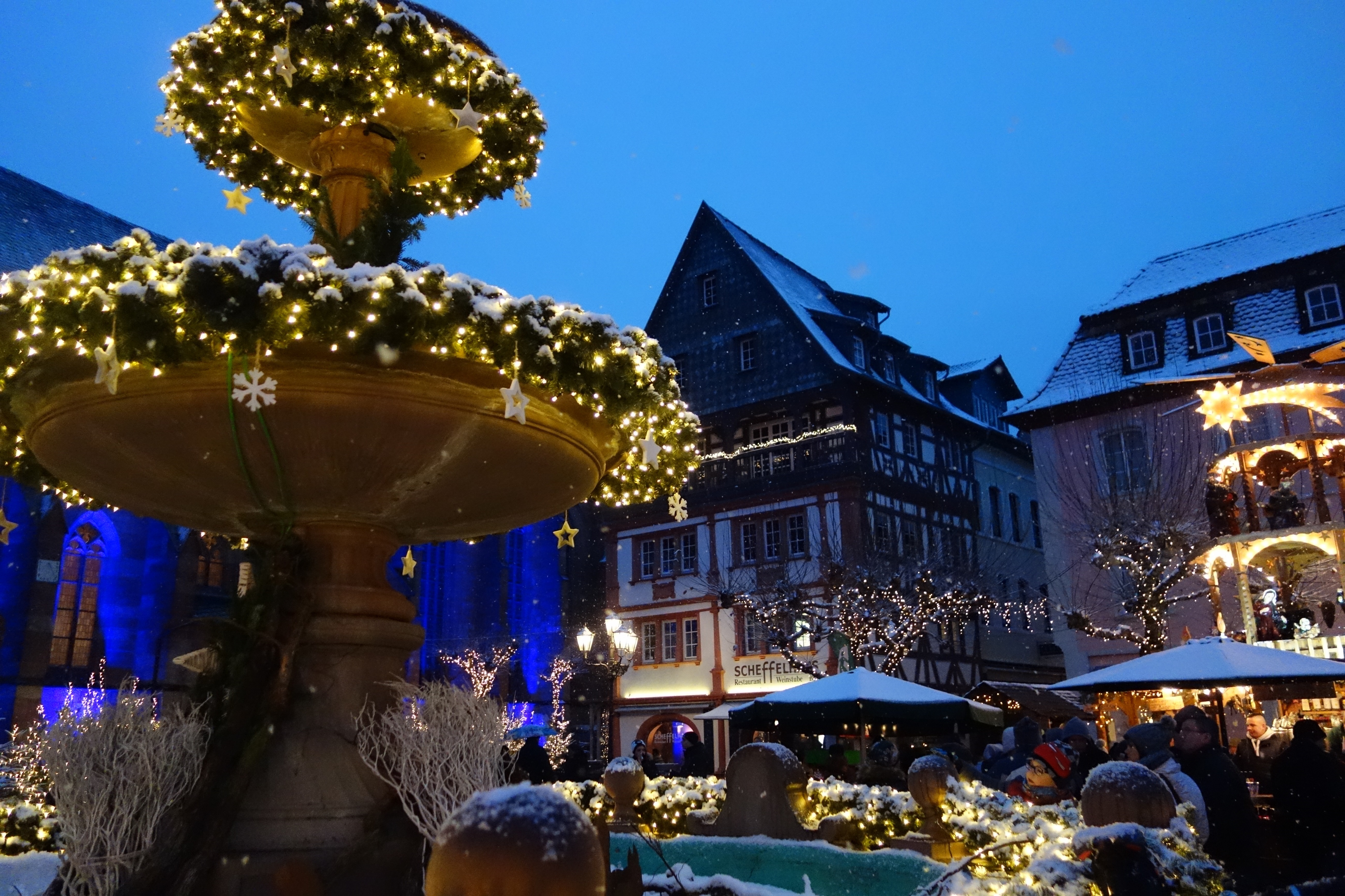 Traumhafte Kulisse: Der Marktplatzbrunnen weihnachtlich illuminiert. Foto: P. Tonello