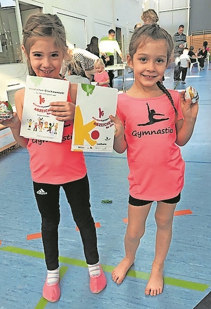 Clara Heck und Romie Amend mit dem „Kinderturnabzeichen für Alle“.