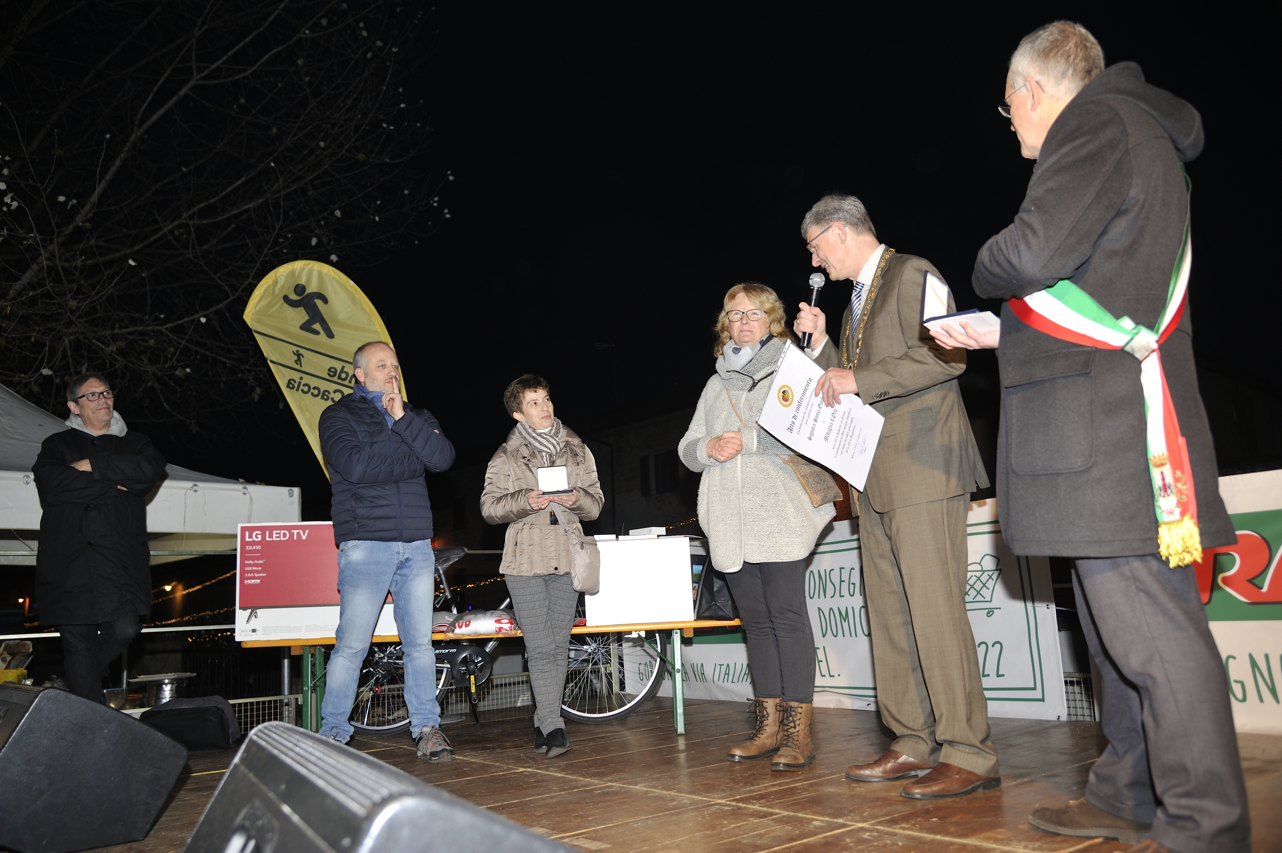 Bürgermeister Angelo Stucchi, Stadtbürgermeister Wollenweber, Birgit Strehlitz-Runck, Sonia Giugie und der Moderator der Veranstaltung. (v.r.n.l.)