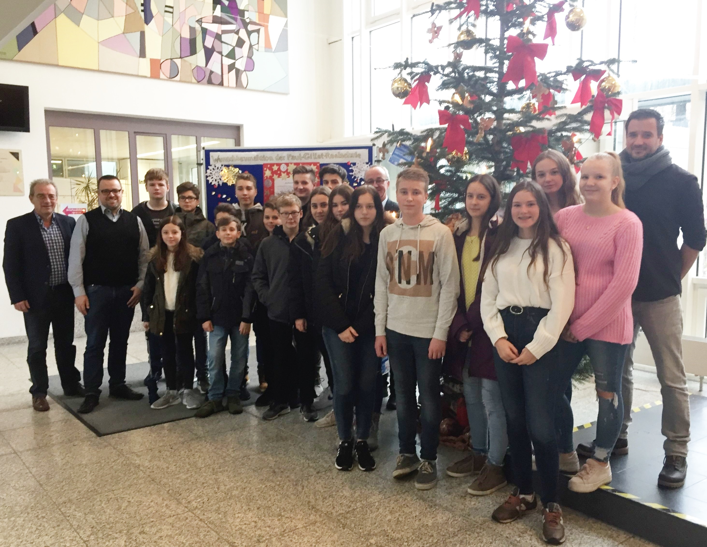 Schülerinnen und Schüler der Paul-Gillet-Realschule plus in Edenkoben hängen Wünsche von Bedürftigen an Wunschbaum.
