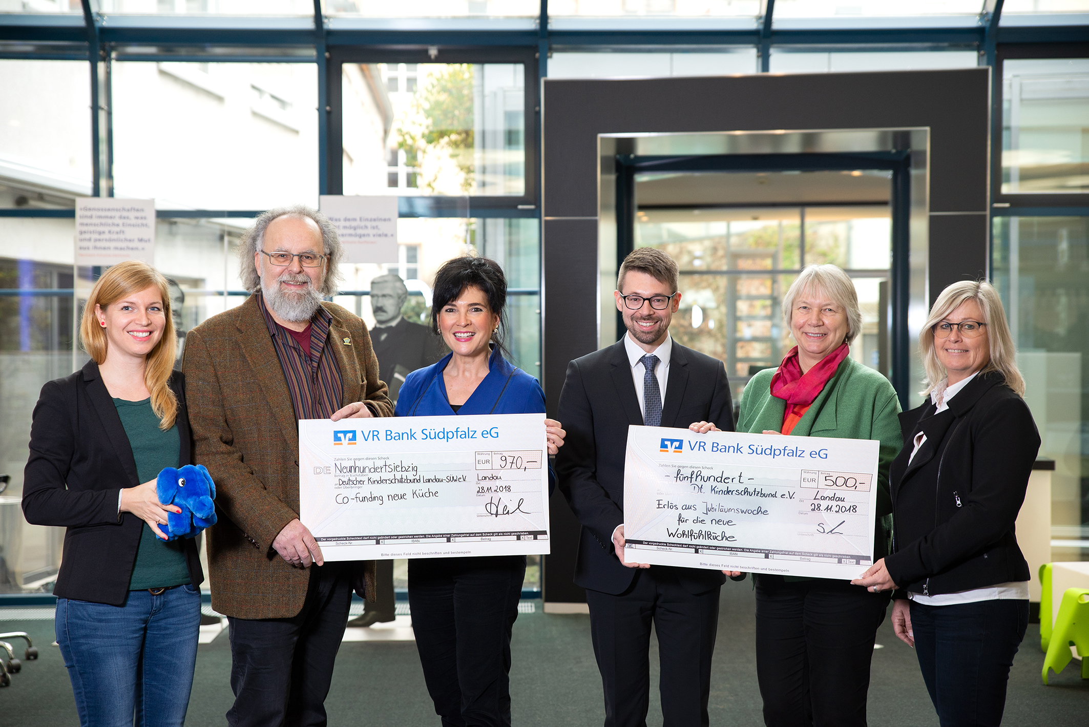 Foto: Machen sich gemeinsam für die neue Kinderhausküche stark: (v.l.) Sina Ludwig und Heinrich Braun vom Kinderschutzbund, Sabine Heil und Sebastian Müller von der VR Bank Südpfalz sowie Ingried Ukas-Post und Sabine Mutschler von PRINZIP (Copyright: VR Bank Südpfalz).